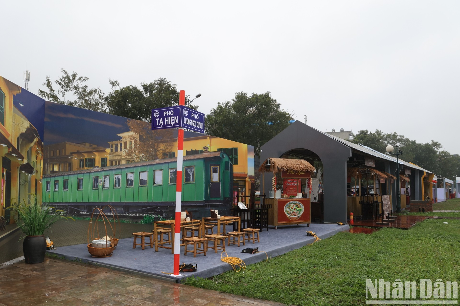 Se instala una miniatura del casco viejo de Hanói y vagones de tren. Se instala una miniatura del casco viejo de Hanói y vagones de tren.