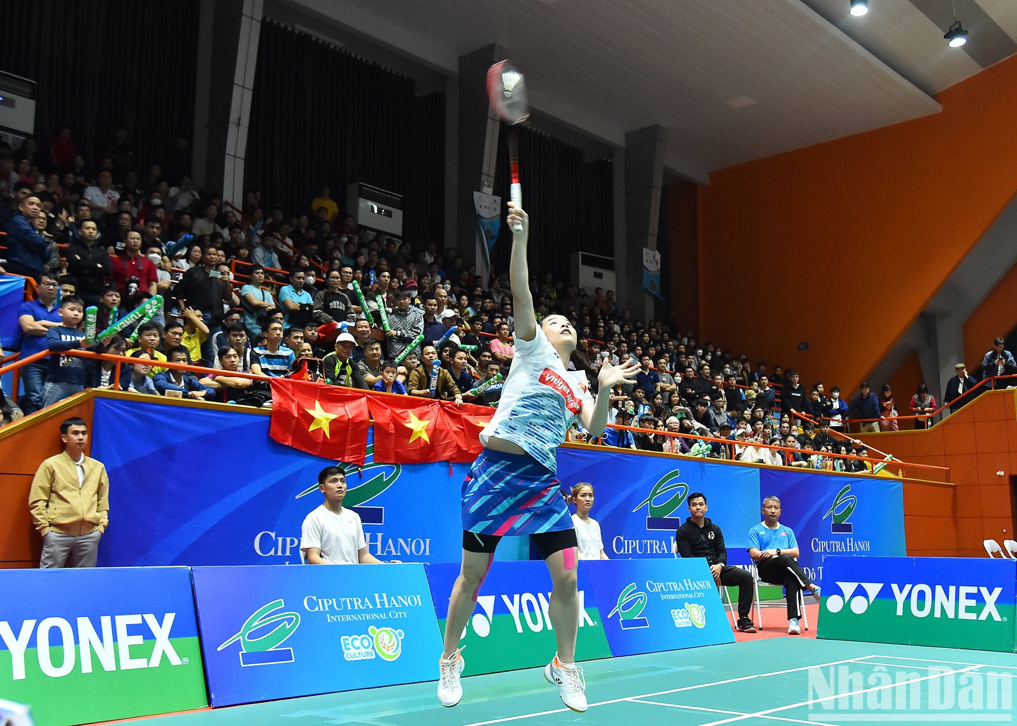 Animada por los vítores de los espectadores, Thuy Linh jugó con confianza. Animada por los vítores de los espectadores, Thuy Linh jugó con confianza.