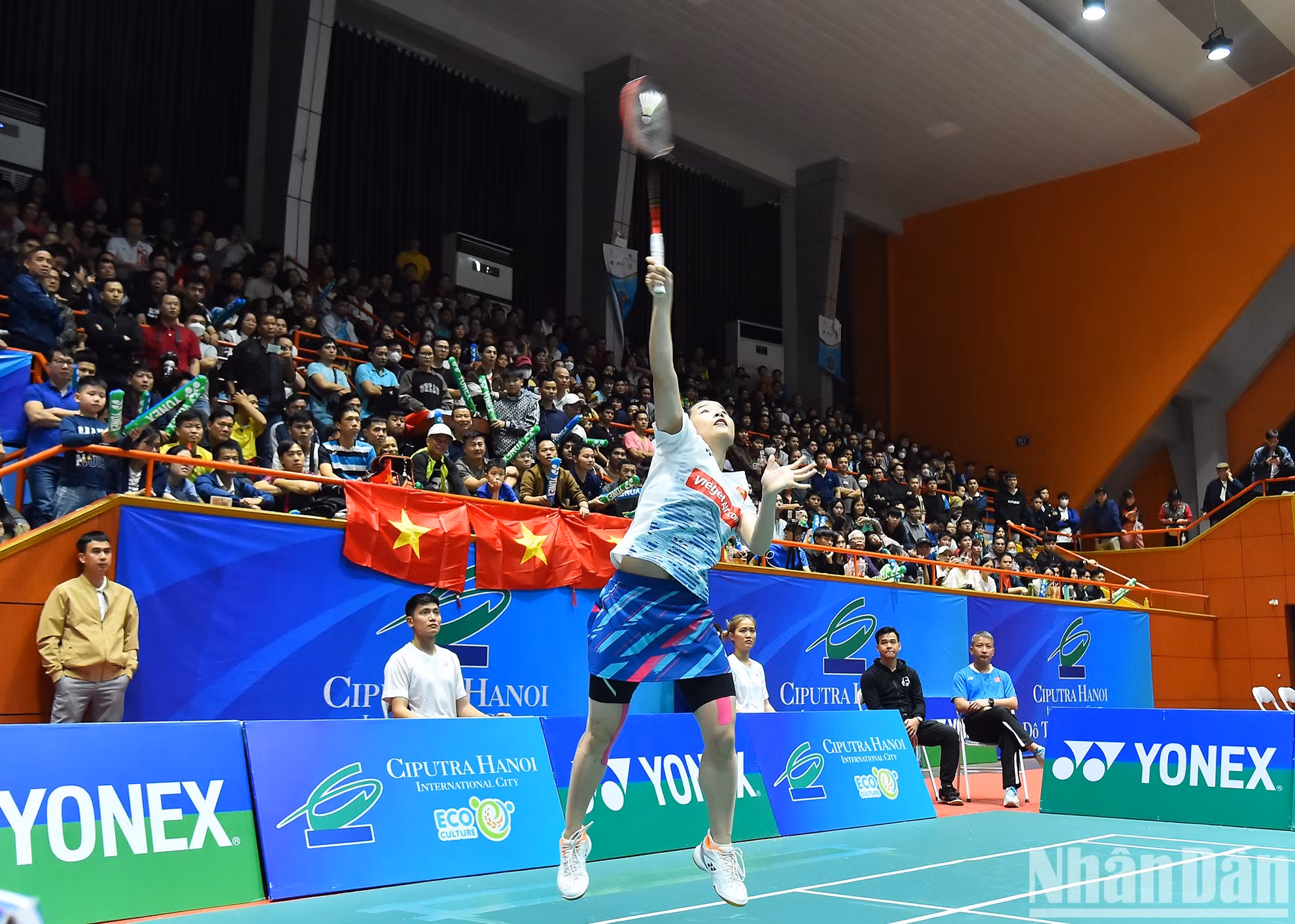 Animada por los vítores de los espectadores, Thuy Linh jugó con confianza.