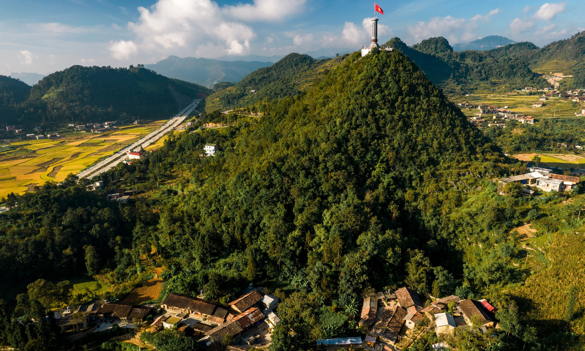 La aldea de Then Pa está situada a los pies de la Torre de la Bandera de Lung Cu, en el distrito de Dong Van, provincia de Ha Giang, el punto más septentrional del país. La aldea de Then Pa está situada a los pies de la Torre de la Bandera de Lung Cu, en el distrito de Dong Van, provincia de Ha Giang, el punto más septentrional del país.