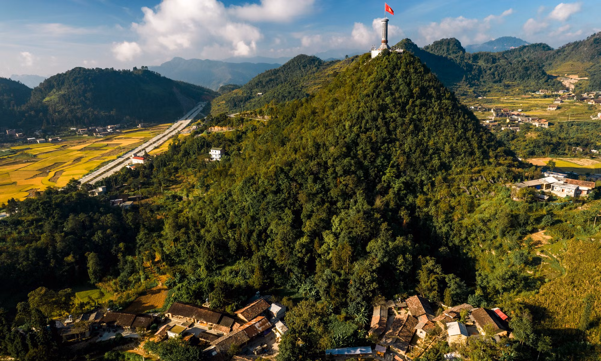 La aldea de Then Pa está situada a los pies de la Torre de la Bandera de Lung Cu, en el distrito de Dong Van, provincia de Ha Giang, el punto más septentrional del país.