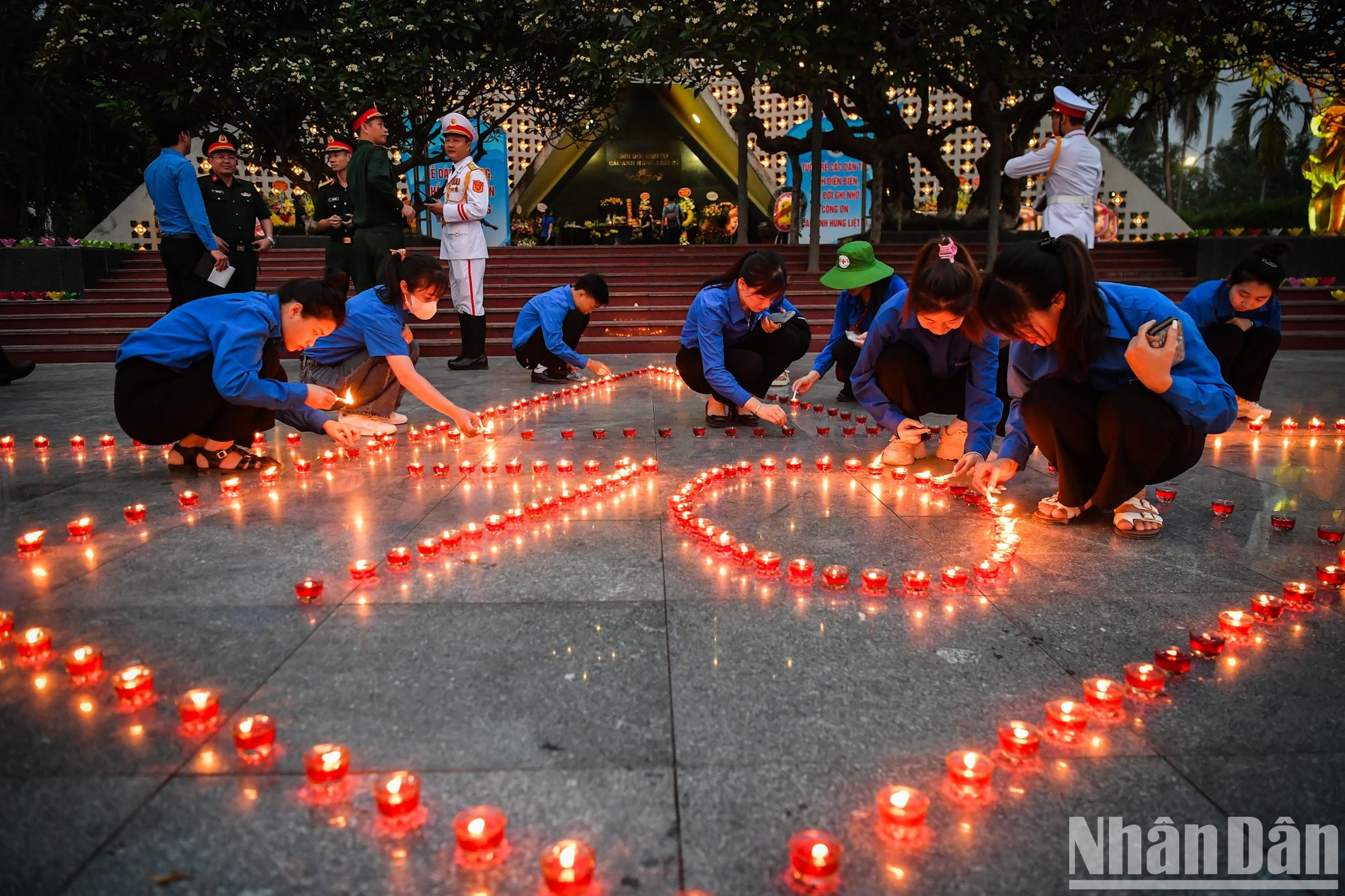 Las velas encendidas forman una estrella de cinco puntas, simbolizando a la Patria. Las velas encendidas forman una estrella de cinco puntas, simbolizando a la Patria.