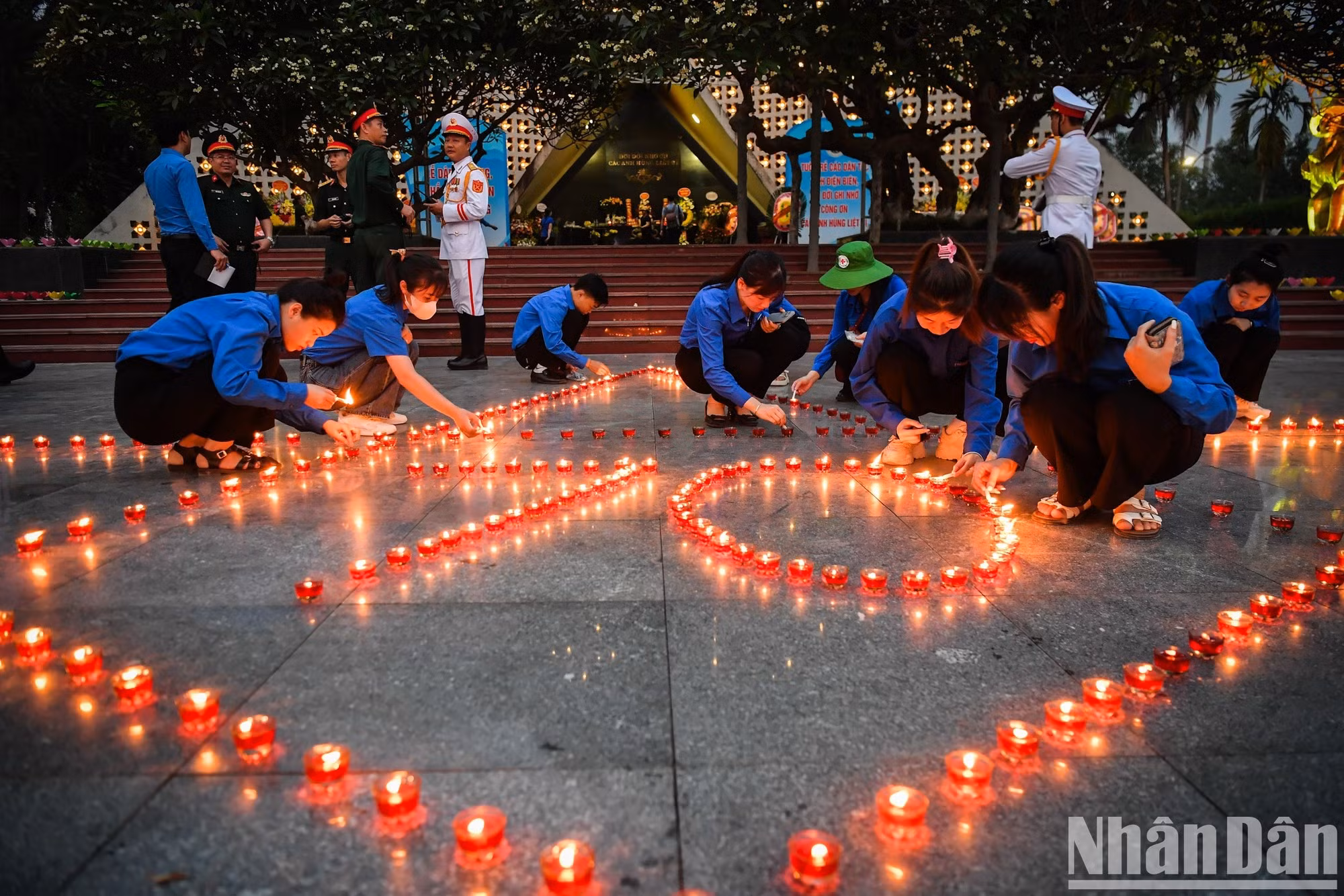 Las velas encendidas forman una estrella de cinco puntas, simbolizando a la Patria.