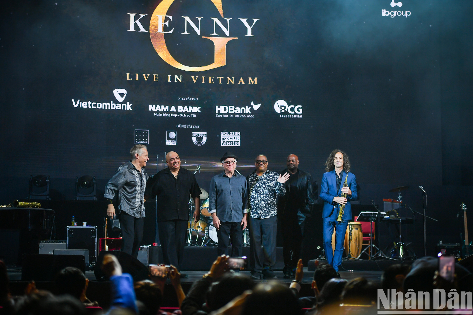 Kenny G presenta a los miembros de la banda y el equipo de apoyo. Kenny G presenta a los miembros de la banda y el equipo de apoyo.