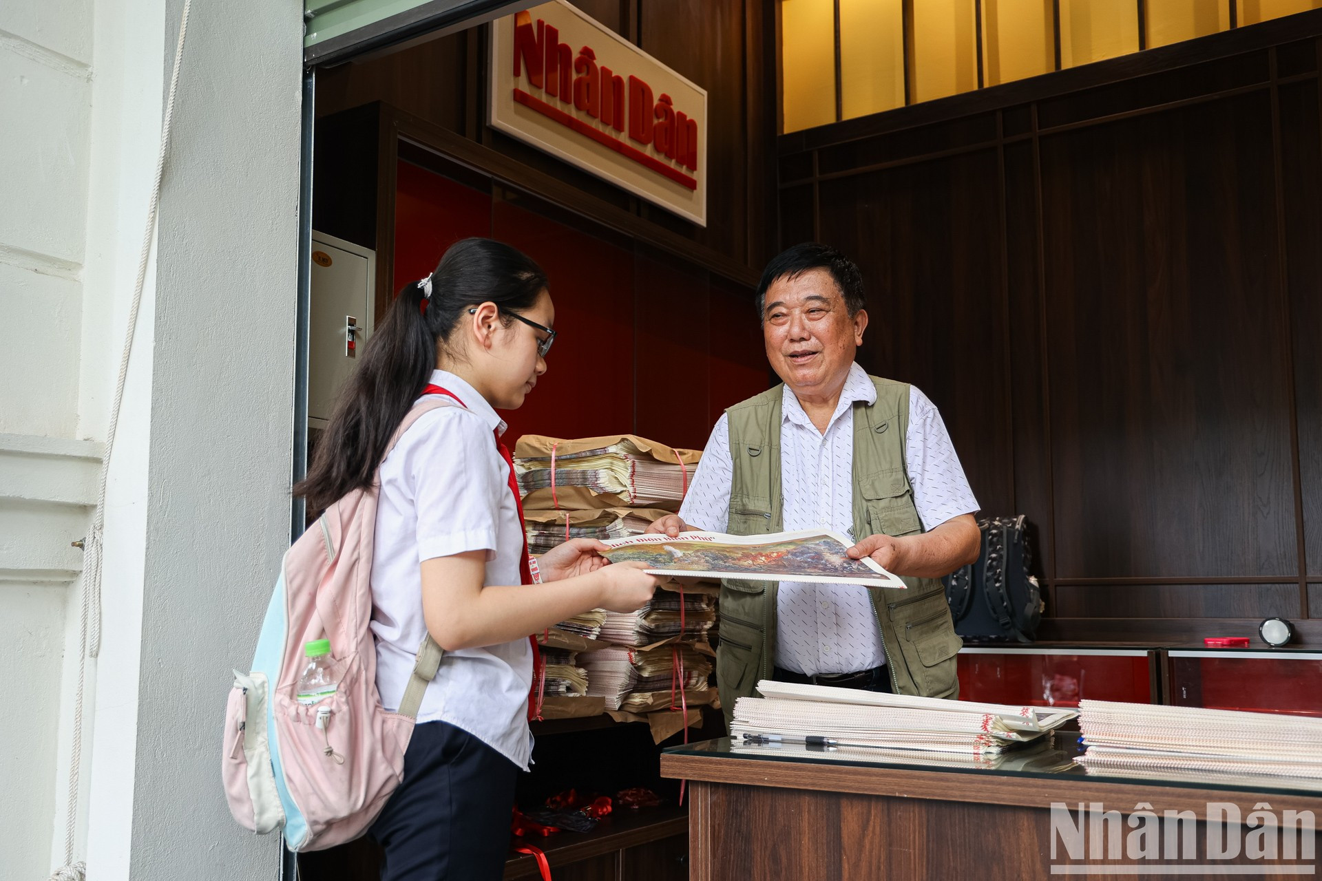 Ung Ngan Ha, estudiante de la escuela secundaria Hoan Kiem, dice: "Me enteré de la distribución del periódico a través de Tiktok. Como quería recopilar este panorama, le pedí a mi papá que me trajera aquí después de clase." Ung Ngan Ha, estudiante de la escuela secundaria Hoan Kiem, dice: "Me enteré de la distribución del periódico a través de Tiktok. Como quería recopilar este panorama, le pedí a mi papá que me trajera aquí después de clase."