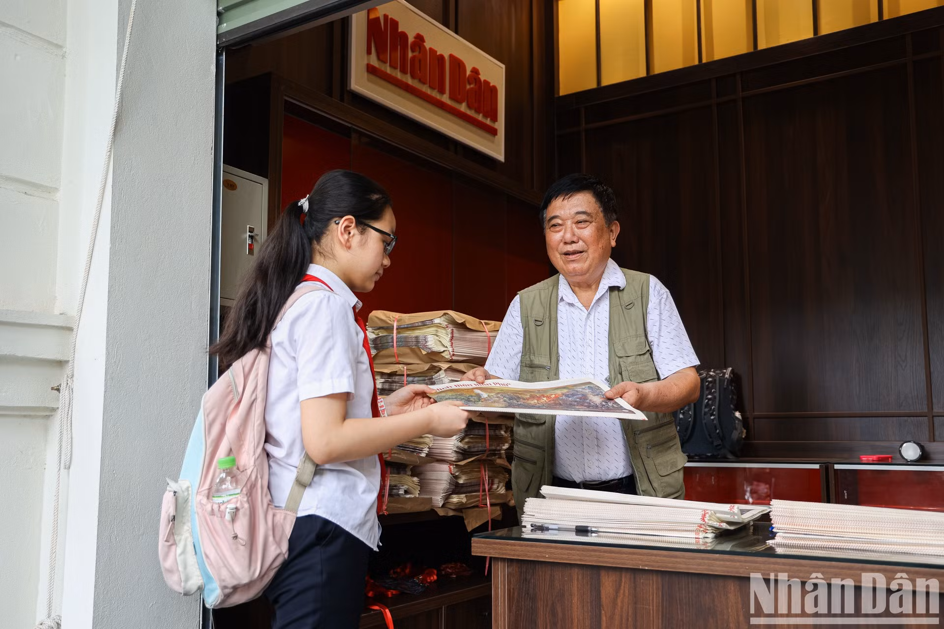 Ung Ngan Ha, estudiante de la escuela secundaria Hoan Kiem, dice: "Me enteré de la distribución del periódico a través de Tiktok. Como quería recopilar este panorama, le pedí a mi papá que me trajera aquí después de clase."