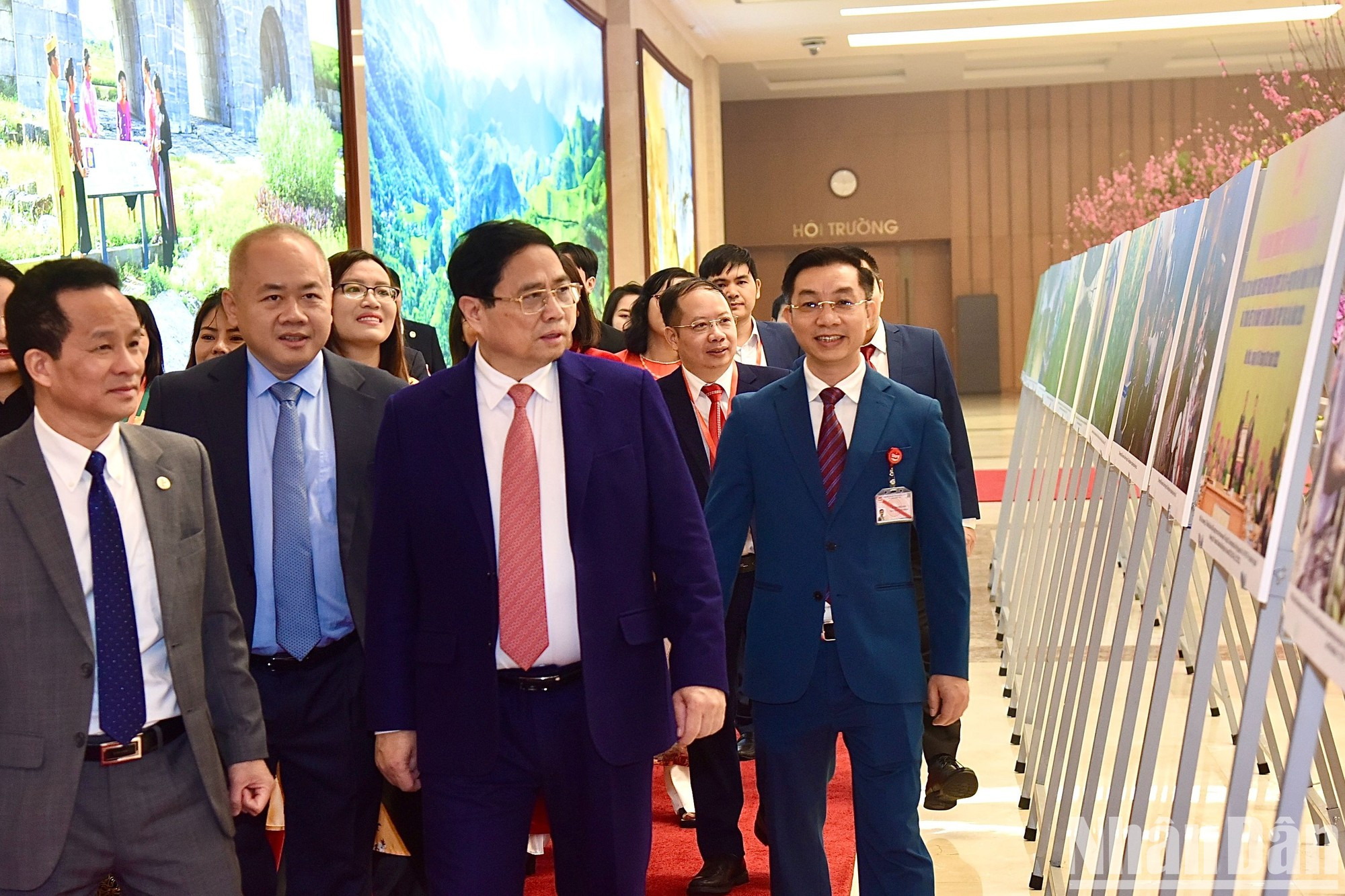 El primer ministro Pham Minh Chinh y los delegados visitan la exposición efectuada en el Foro. El primer ministro Pham Minh Chinh y los delegados visitan la exposición efectuada en el Foro.