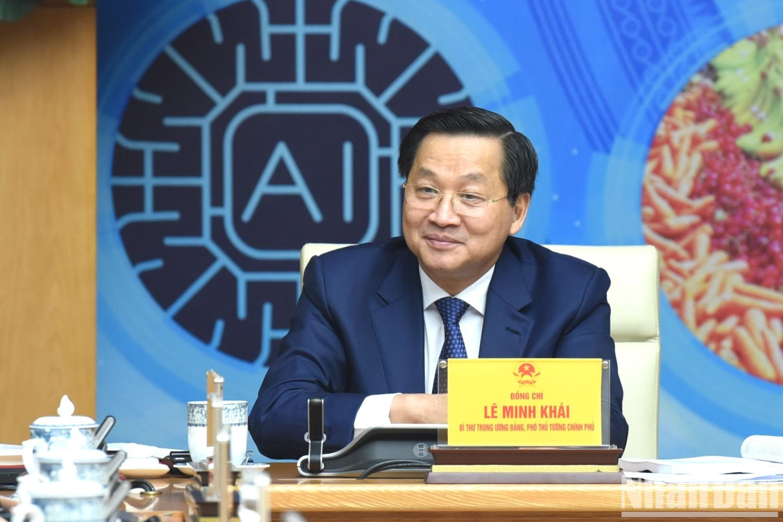 El viceprimer ministro y también jefe del Comité Directivo para innovación y desarrollo de la economía colectiva y cooperativas, Le Minh Khai. El viceprimer ministro y también jefe del Comité Directivo para innovación y desarrollo de la economía colectiva y cooperativas, Le Minh Khai.