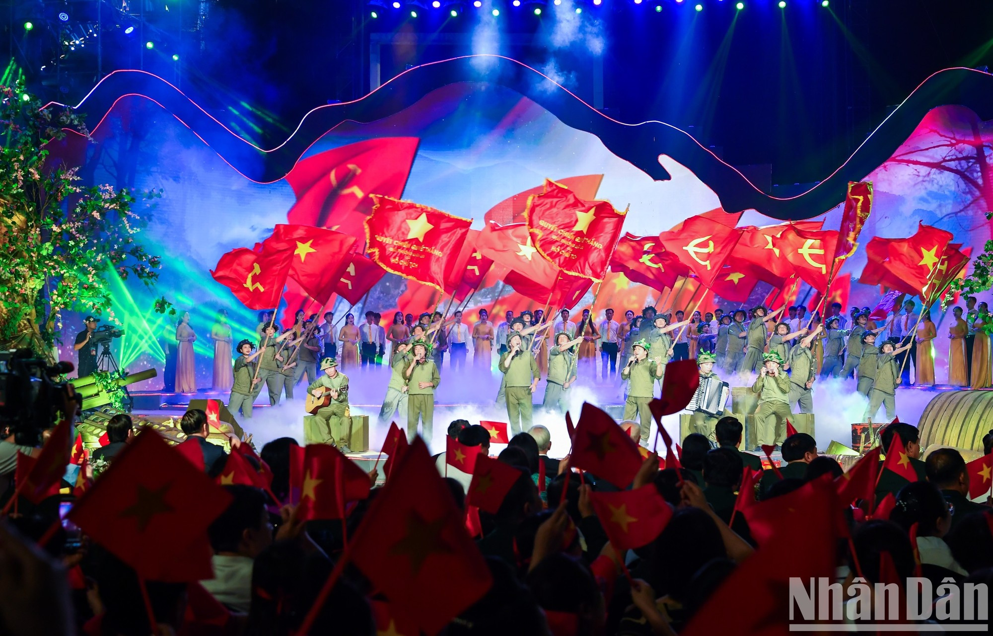 Al comienzo del programa, suena la canción "El Tío sigue marchando con nosotros", que hace enmudecer de emoción al público.