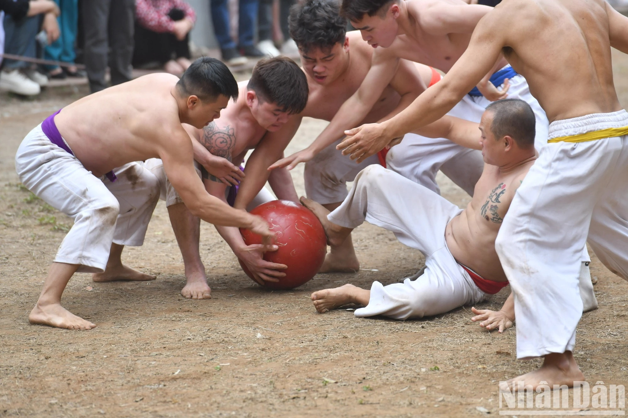 Los jugadores luchan por poner el balón en el hoyo del otro equipo.
