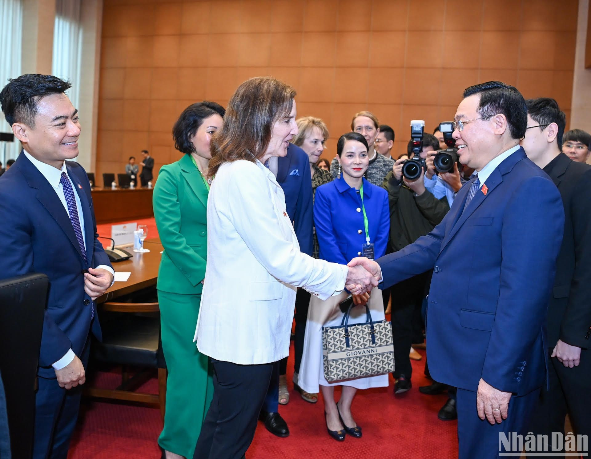 Vuong Dinh Hue recibe a los delegados empresariales estadounidenses.