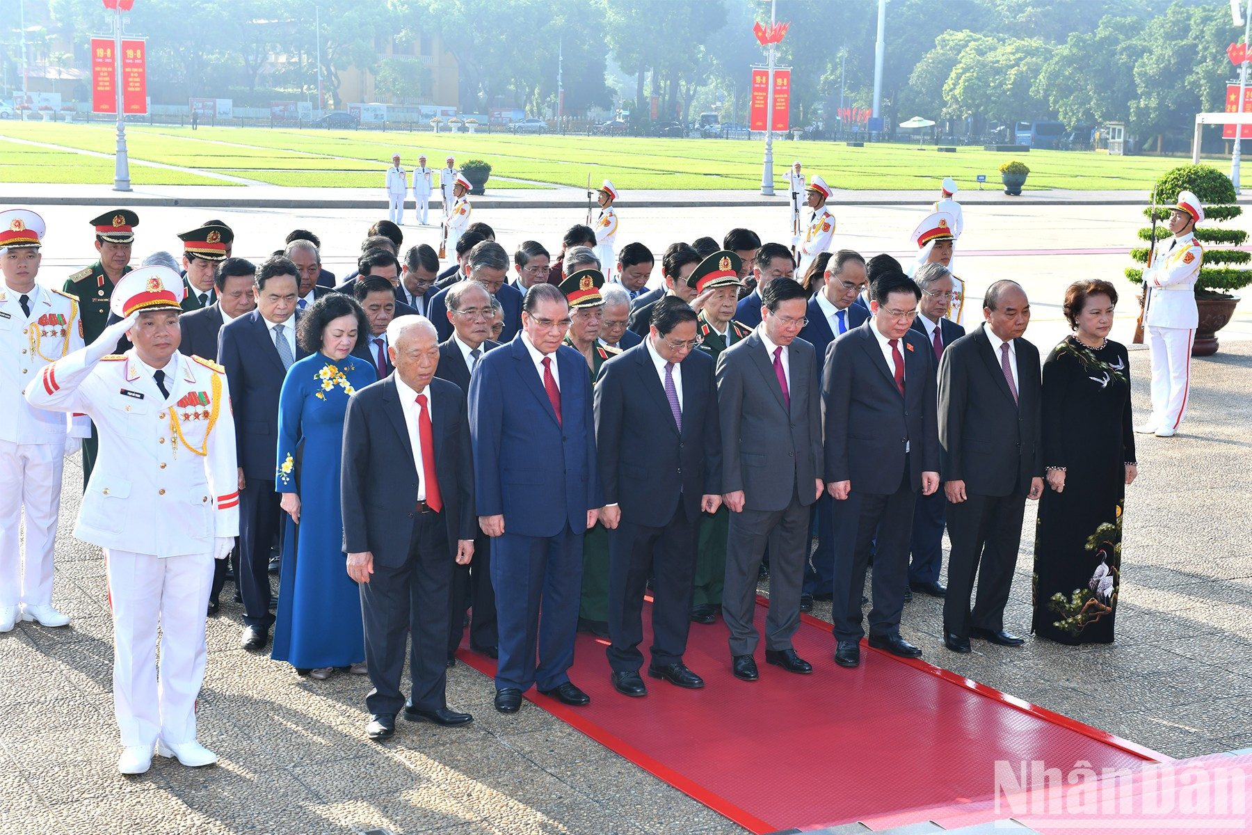 Expresan su gratitud por el gran mérito de Ho Chi Minh. Expresan su gratitud por el gran mérito de Ho Chi Minh.