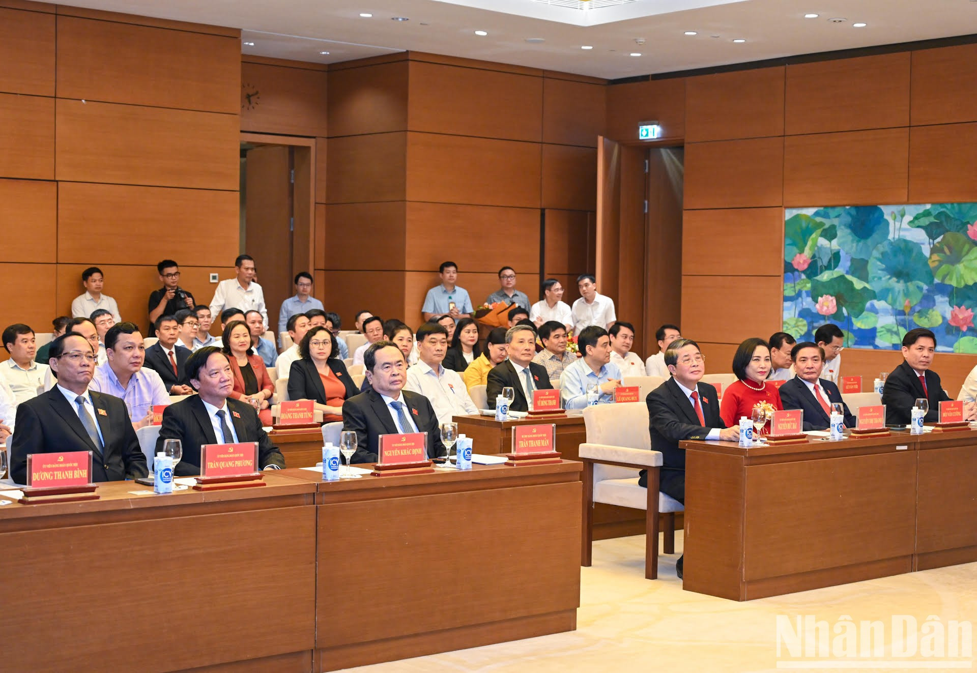 El presidente legislativo Tran Thanh Man y los delegados en el evento.