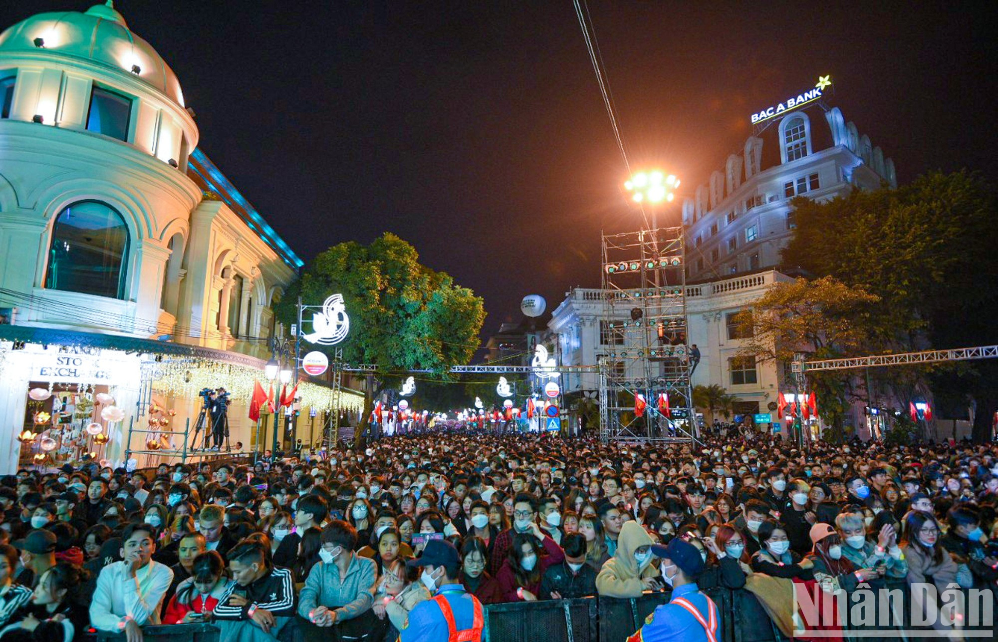 Desde las 7:00 p.m. del 31 de diciembre de 2022, miles de personas se congregaron alrededor de la Ópera de Hanói, a la espera de los espectáculos artísticos y el conteo regresivo hacia el 2023.