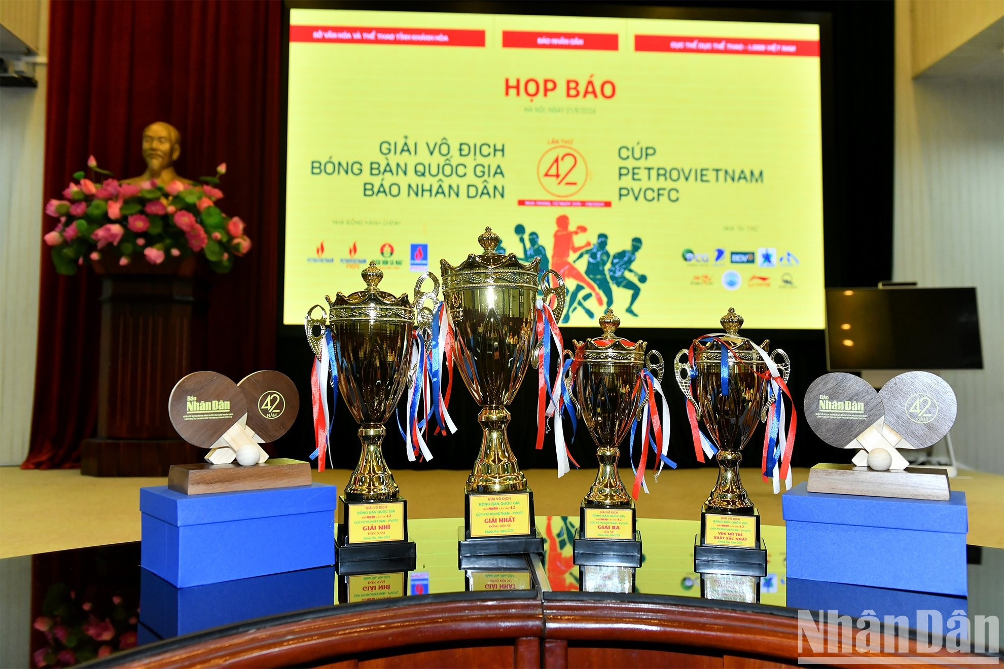 Las copas y medallas conmemorativas del nuevo torneo.