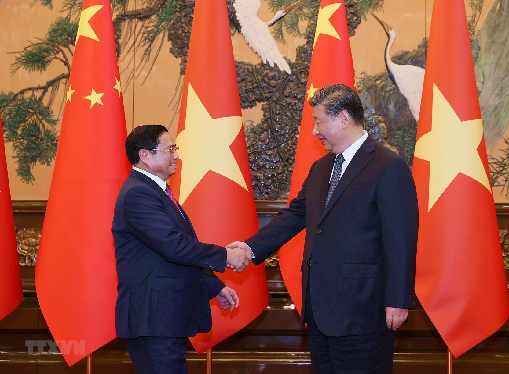 El primer ministro de Vietnam, Pham Minh Chinh, y el secretario general del Partido Comunista y presidente de China, Xi Jinping.