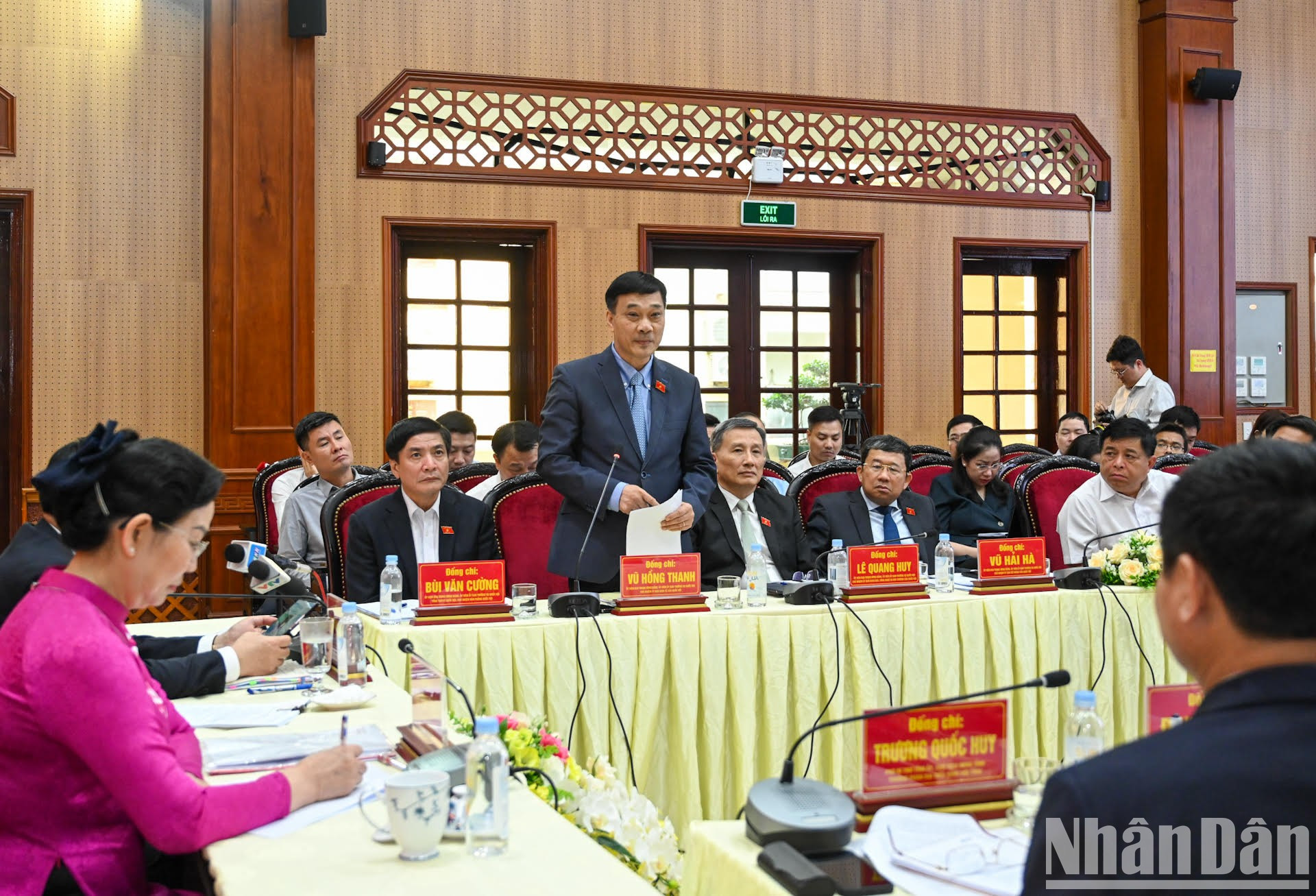 El jefe de la Comisión de Economía del Parlamento, Vu Hong Thanh, interviene en la reunión.