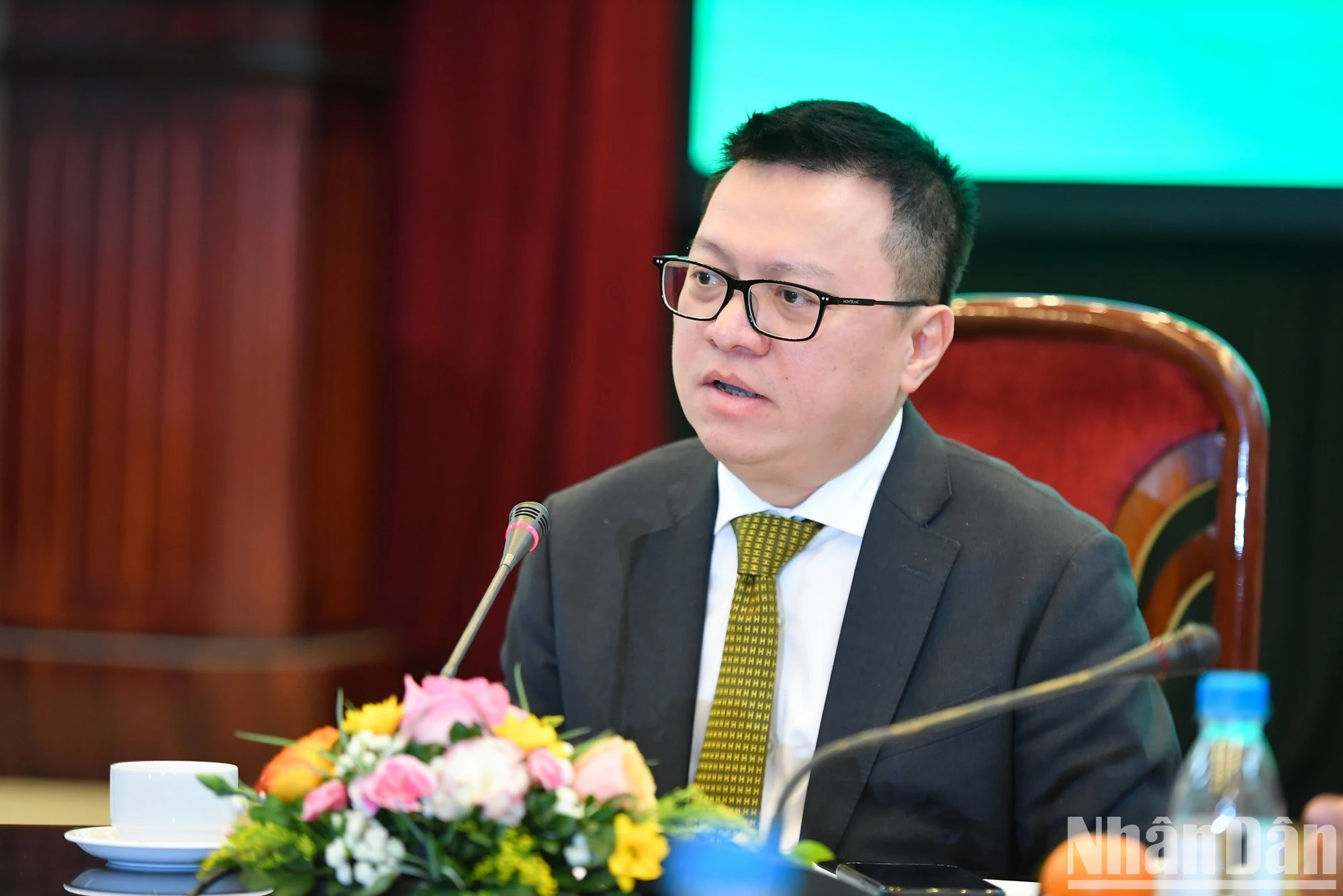 El director-editor de Nhan Dan, Le Quoc Minh, responde a las preguntas.