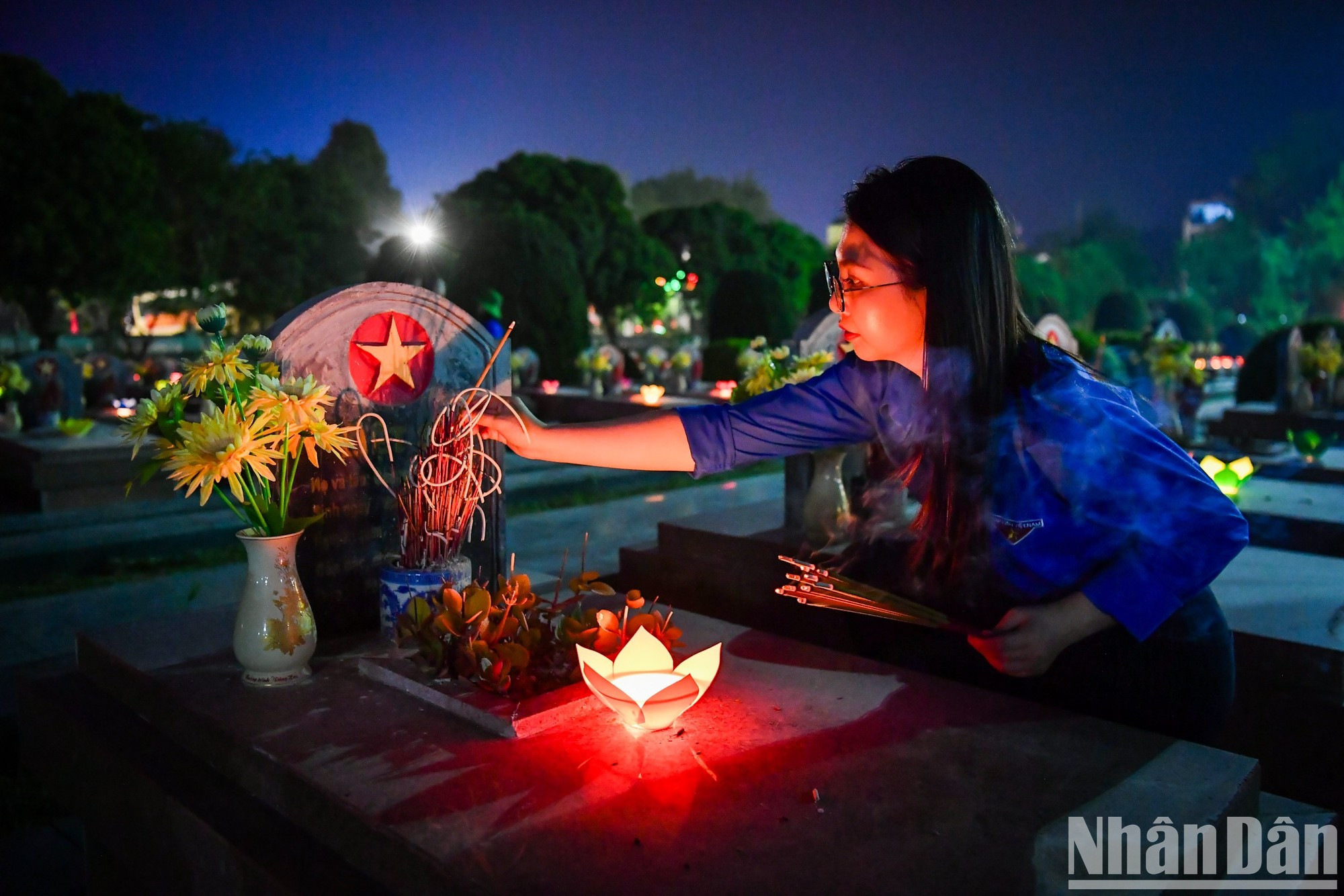 Los jóvenes ofrecen inciensos a los mártires. Los jóvenes ofrecen inciensos a los mártires.