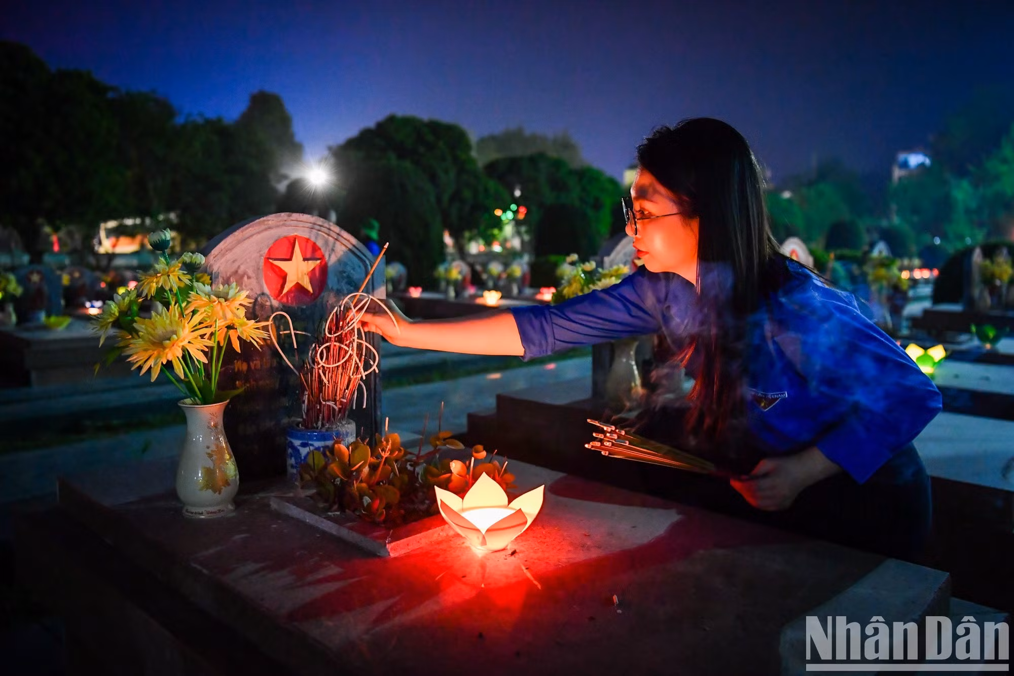 Los jóvenes ofrecen inciensos a los mártires.
