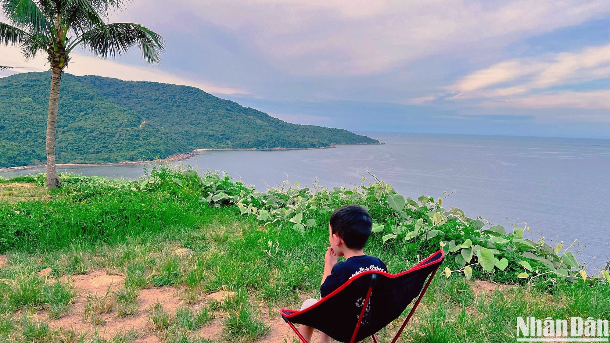 Los padres también llevan a sus niños a disfrutar del aire libre. Los padres también llevan a sus niños a disfrutar del aire libre.
