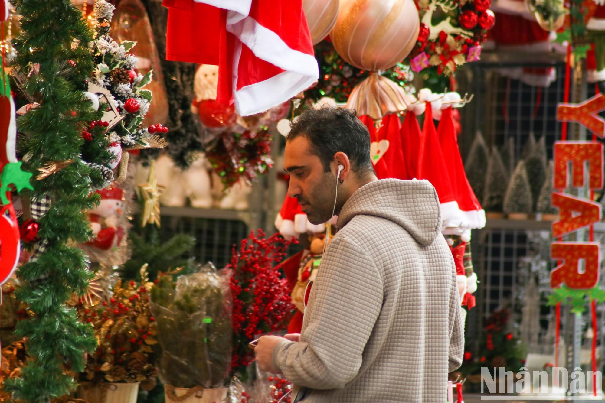 A los visitantes extranjeros también les interesan los artículos navideños en Hang Ma. A los visitantes extranjeros también les interesan los artículos navideños en Hang Ma.
