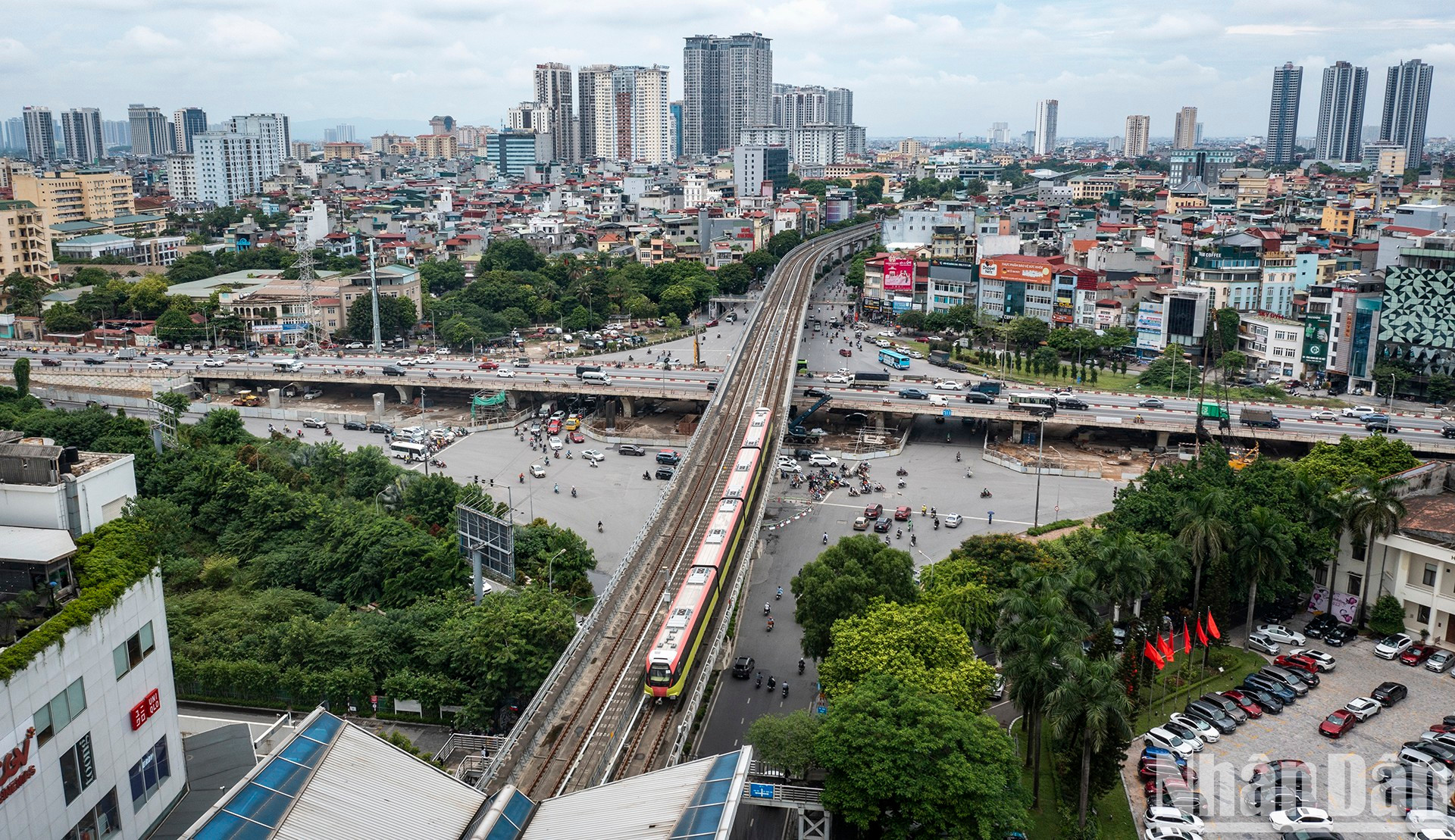 El proyecto ferroviario Hanoi Nhon-station tiene 12,5 kilómetros de longitud y pasa por 8 estaciones elevadas y 4 de metro. Se espera que el proyecto reduzca la congestión del tráfico y sea un destacado icono arquitectónico en el oeste de la capital. El proyecto ferroviario Hanoi Nhon-station tiene 12,5 kilómetros de longitud y pasa por 8 estaciones elevadas y 4 de metro. Se espera que el proyecto reduzca la congestión del tráfico y sea un destacado icono arquitectónico en el oeste de la capital.