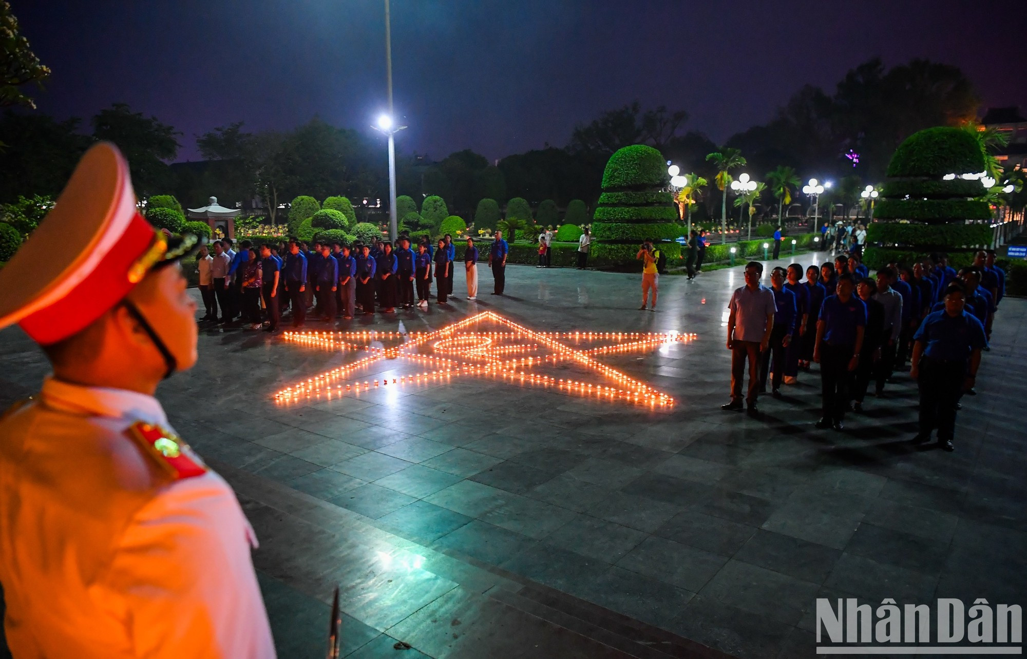 La vigilia con velas se celebra simultáneamente en los cementerios A1, Him Lam, Doc Lap y Tong Khao de Dien Bien. La vigilia con velas se celebra simultáneamente en los cementerios A1, Him Lam, Doc Lap y Tong Khao de Dien Bien.