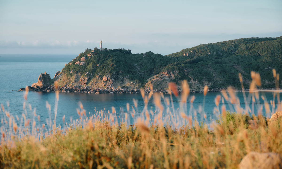 Transitando por el paseo, los turistas llegan al Faro de Dai Lanh. Transitando por el paseo, los turistas llegan al Faro de Dai Lanh.