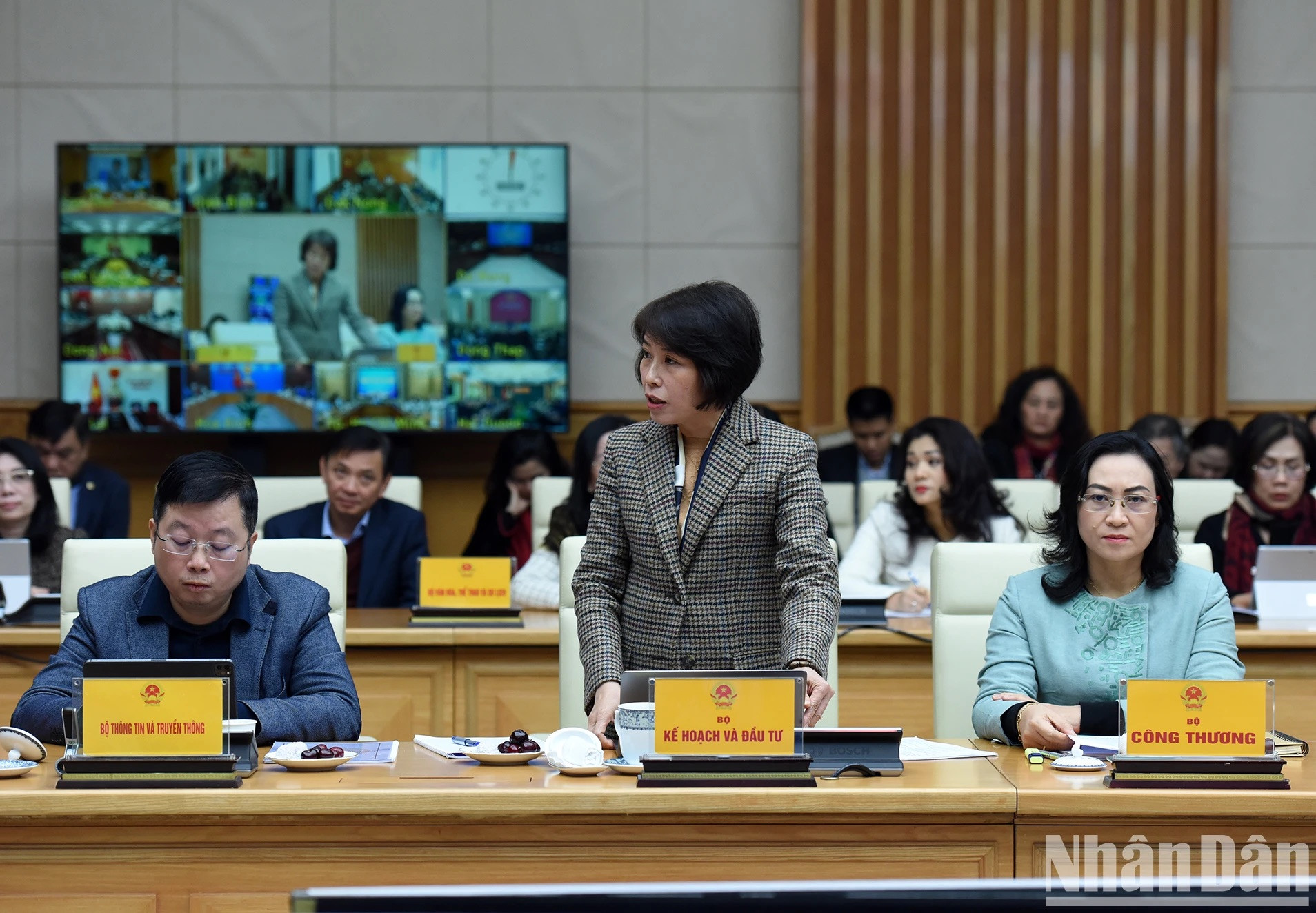 La viceministra de Planificación e Inversión Nguyen Thi Bich Ngoc propone soluciones para la promoción de las industrias culturales.