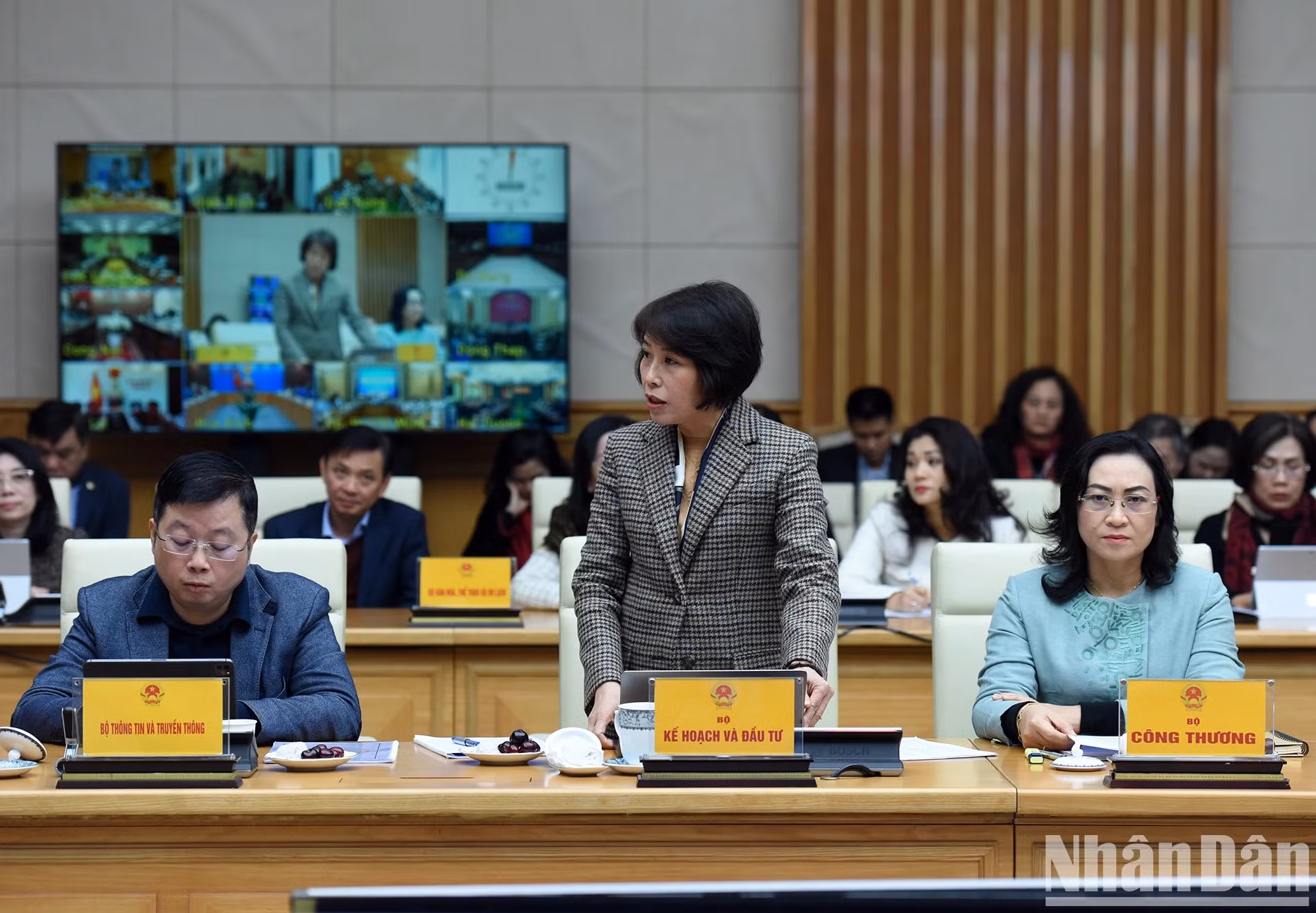 La viceministra de Planificación e Inversión Nguyen Thi Bich Ngoc propone soluciones para la promoción de las industrias culturales.