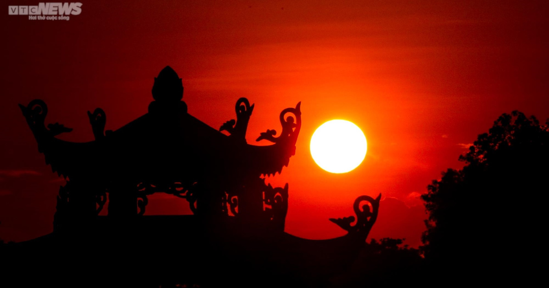 La puesta de sol crea una escena poética en los arrozales del poblado de Sai Son.