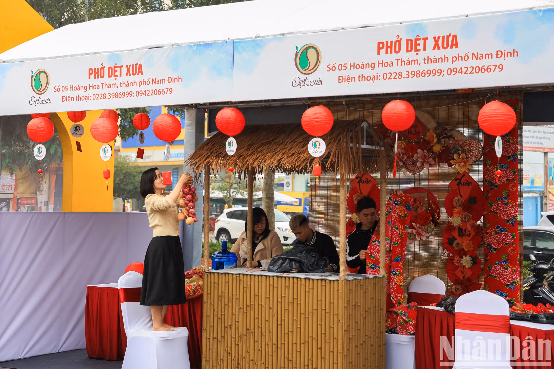 Las entidades se apresuran a montar sus puestos.