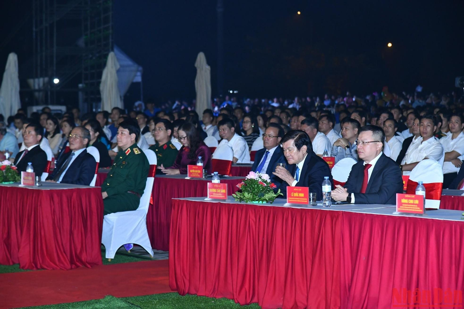 El expresidente Truong Tan Sang; el expresidente de Asamblea Nacional Nguyen Sinh Hung; el jefe de la Dirección General de Política del Ejército de Vietnam, general Luong Cuong, y las autoridades del Partido y Gobierno asisten al evento. El expresidente Truong Tan Sang; el expresidente de Asamblea Nacional Nguyen Sinh Hung; el jefe de la Dirección General de Política del Ejército de Vietnam, general Luong Cuong, y las autoridades del Partido y Gobierno asisten al evento.