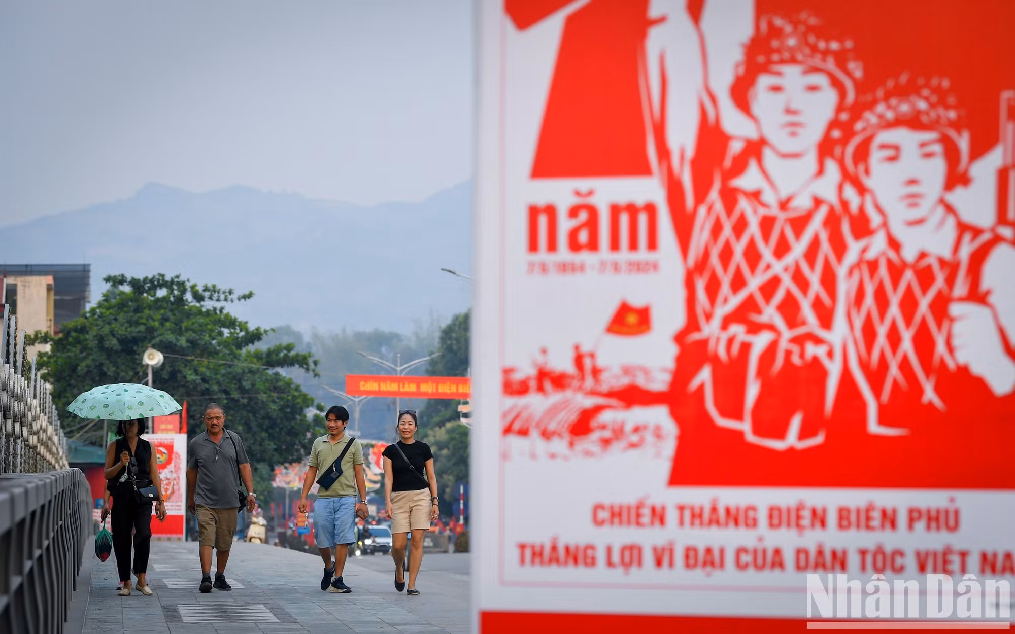 Pancartas de celebración se instalan en las calles.