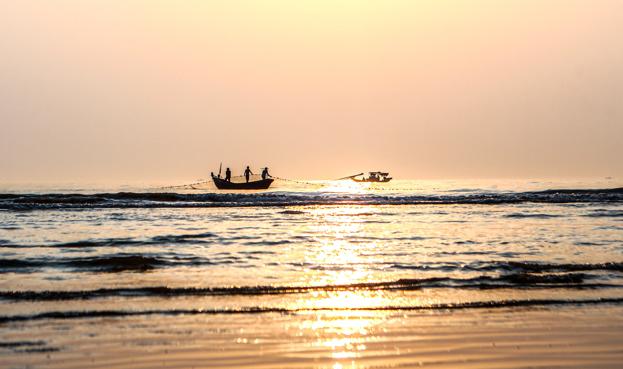 Todos los días alrededor de las 4:00 o las 5:00 de la mañana, comienzan a faenar los pescadores de la comuna de Thinh Loc