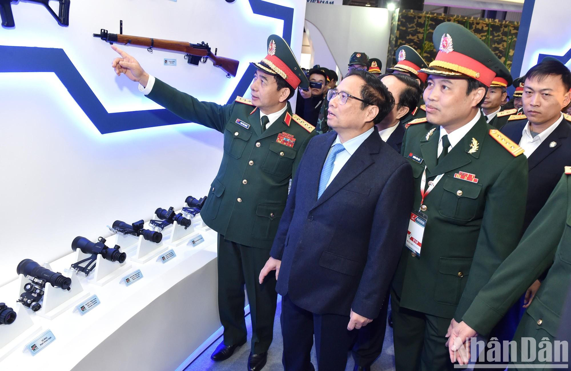 Un puesto de exhibición de armas. Un puesto de exhibición de armas.