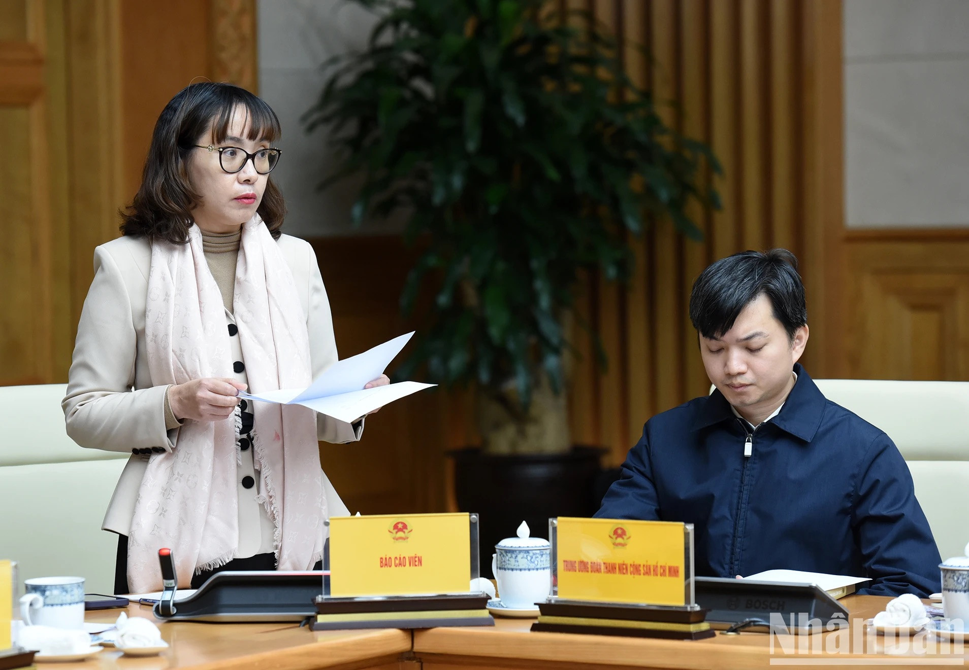 La directora general adjunta de FPT Play To Nam Phuong habla en la conferencia.