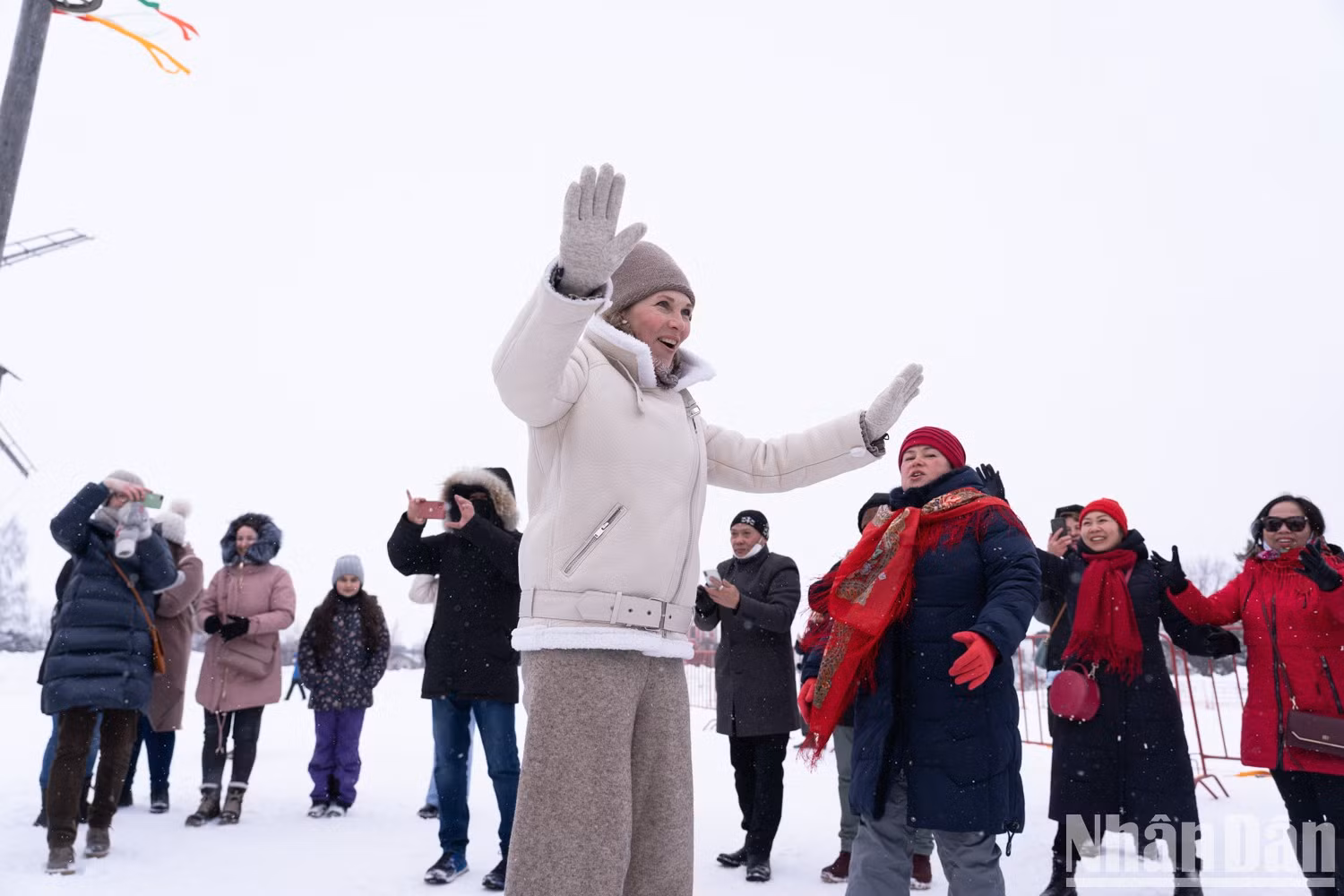 Los rusos celebran la Maslenitsa con mucha alegría. En numerosos parques de Moscú se realiza la ceremonia de quema de espantapájaros de paja y concursos de elaboración del pan Blin. Los rusos celebran la Maslenitsa con mucha alegría. En numerosos parques de Moscú se realiza la ceremonia de quema de espantapájaros de paja y concursos de elaboración del pan Blin.