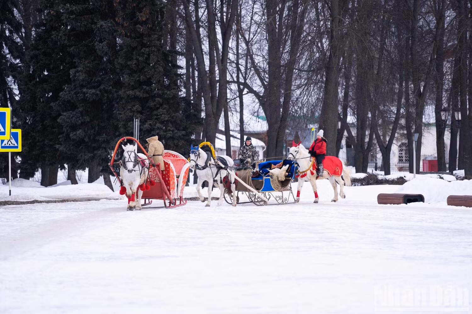 El esquiaje no solo es divertido, sino que también se considera un ritual importante en la Semana de la Maslenitsa. El esquiaje no solo es divertido, sino que también se considera un ritual importante en la Semana de la Maslenitsa.