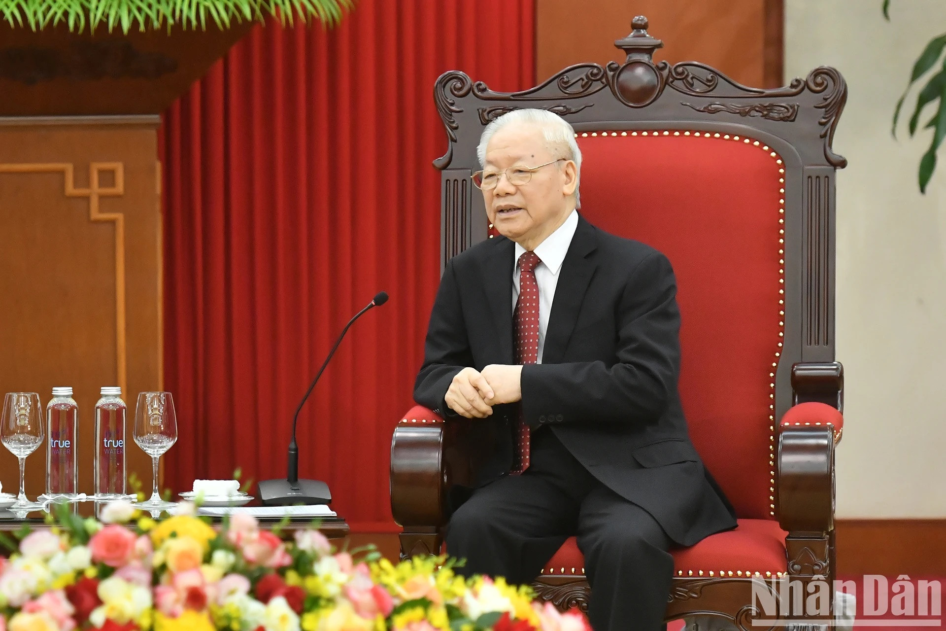 Nguyen Phu Trong habla en la reunión.
