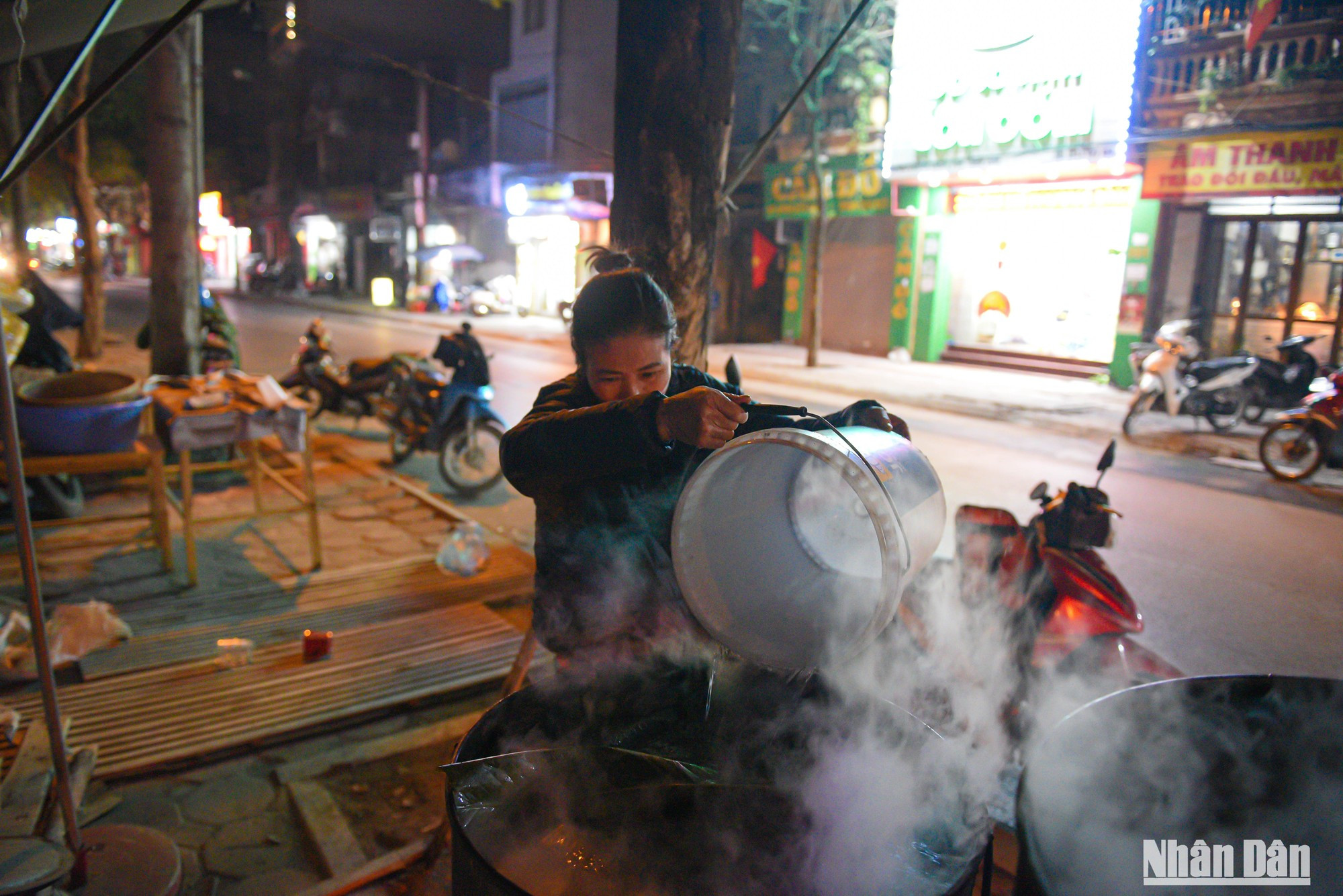 La familia de la señora Son empezó elaborar los pasteles desde el 23 de diciembre según calendario lunar. La familia de la señora Son empezó elaborar los pasteles desde el 23 de diciembre según calendario lunar.