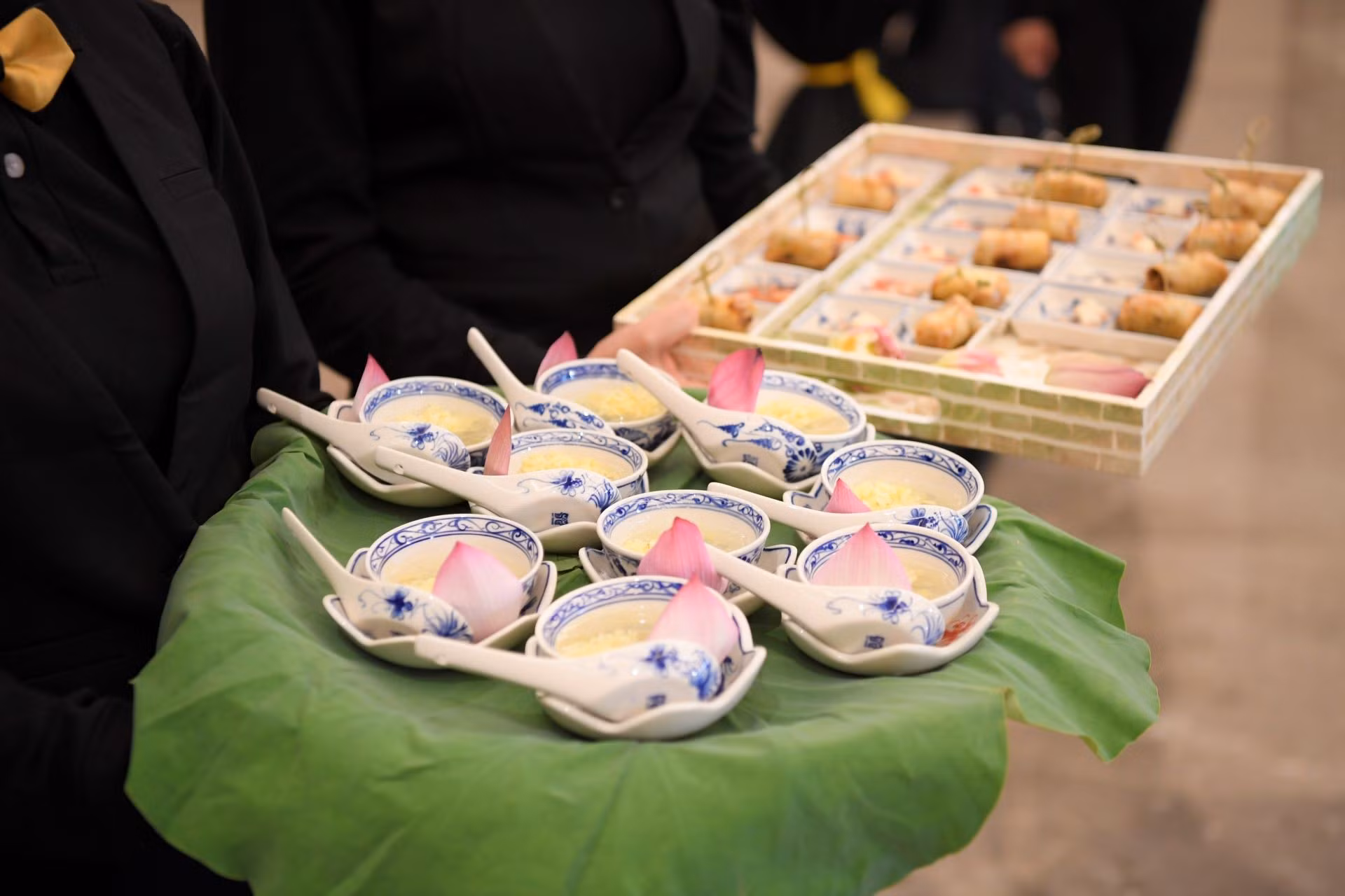 Fueron preparados varios platos tradicionales vietnamitas como el té de loto y los rollitos Nem (rollitos de primavera). Fueron preparados varios platos tradicionales vietnamitas como el té de loto y los rollitos Nem (rollitos de primavera).