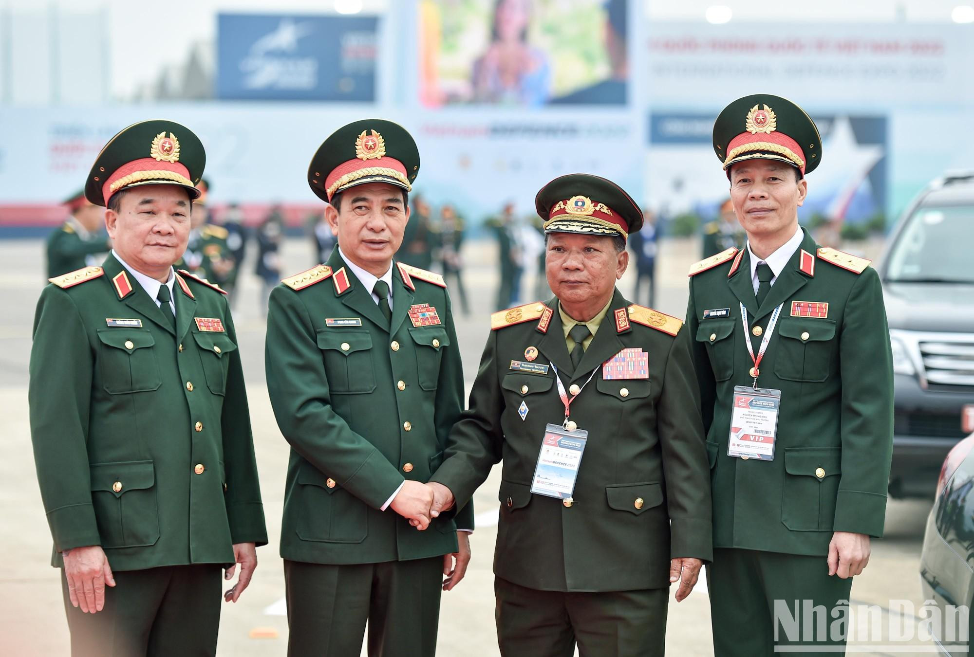 El general Phan Van Giang, miembro del Buró Político y ministro de Defensa de Vietnam y el general Chansamon Chanlyathy, vicepremier y ministro de Defensa de Laos. El general Phan Van Giang, miembro del Buró Político y ministro de Defensa de Vietnam y el general Chansamon Chanlyathy, vicepremier y ministro de Defensa de Laos.