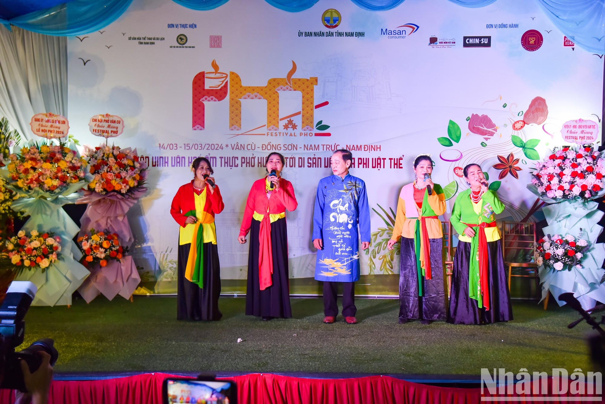 Antes de la inauguración se lleva a cabo un programa artístico en la aldea de Pho de Van Cu. Antes de la inauguración se lleva a cabo un programa artístico en la aldea de Pho de Van Cu.