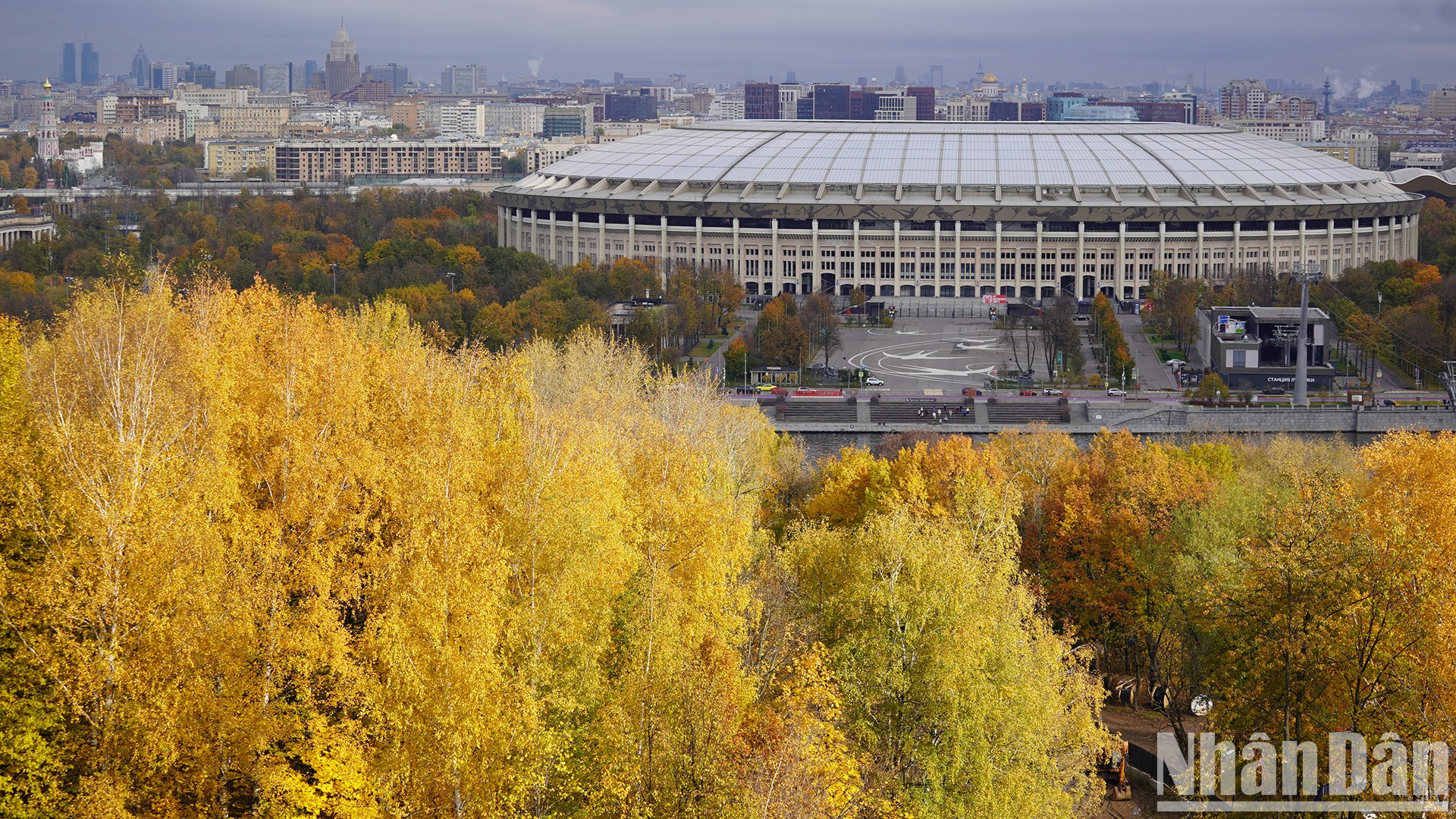 El estadio de Luzhniki colmado del color dorado desde la colina de los Gorriones. El estadio de Luzhniki colmado del color dorado desde la colina de los Gorriones.