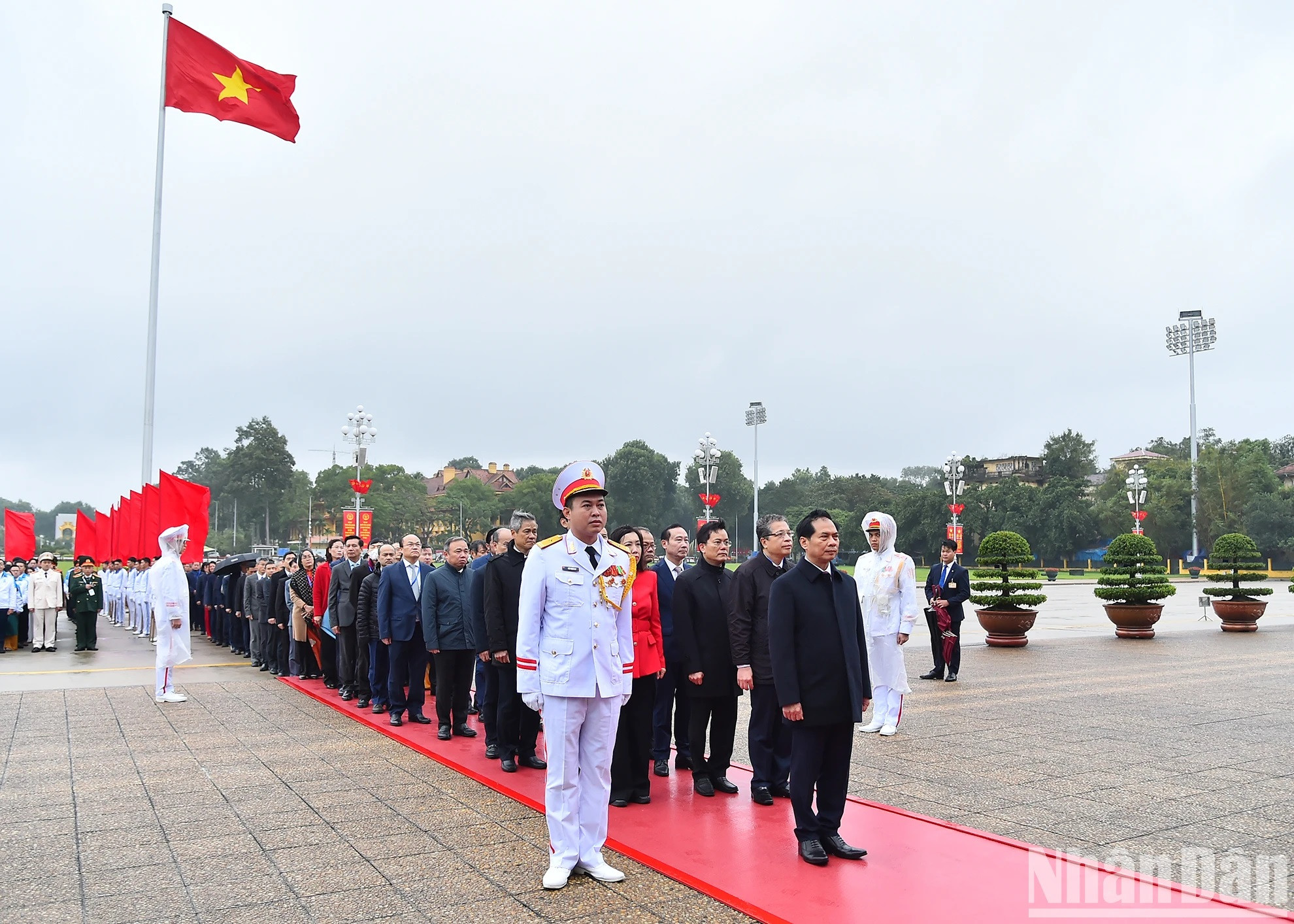 A la visita asisten el ministro de Relaciones Exteriores, Bui Thanh Son, viceministros, embajadores y jefes de las misiones vietnamitas en el extranjero. A la visita asisten el ministro de Relaciones Exteriores, Bui Thanh Son, viceministros, embajadores y jefes de las misiones vietnamitas en el extranjero.
