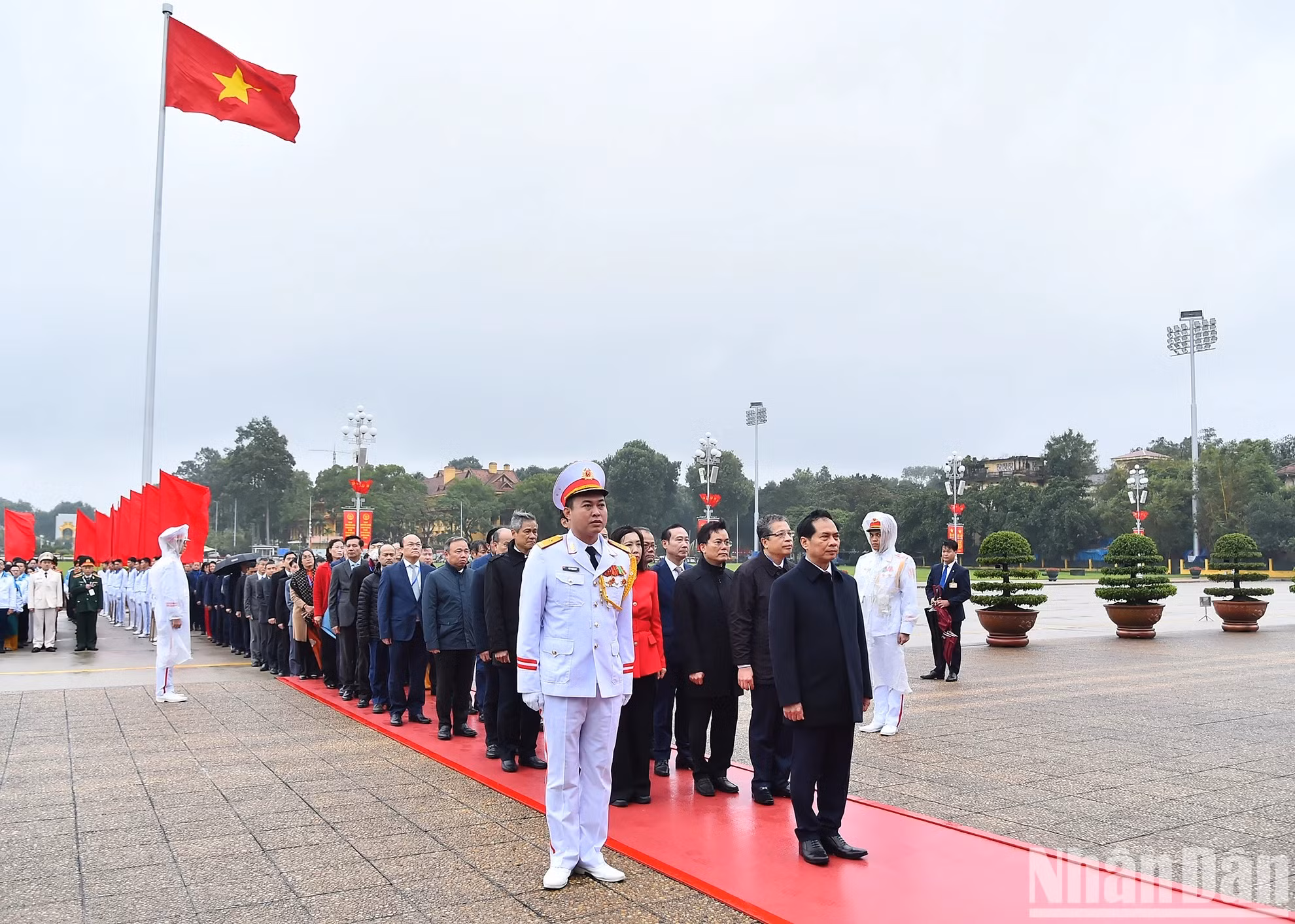 A la visita asisten el ministro de Relaciones Exteriores, Bui Thanh Son, viceministros, embajadores y jefes de las misiones vietnamitas en el extranjero. A la visita asisten el ministro de Relaciones Exteriores, Bui Thanh Son, viceministros, embajadores y jefes de las misiones vietnamitas en el extranjero.