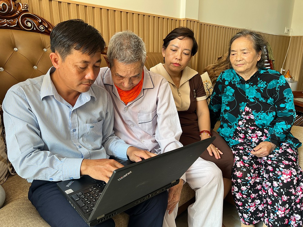 La familia del veterano Le Ngoc Du revisa las imágenes documentales sobre las victorias en la V interzona.