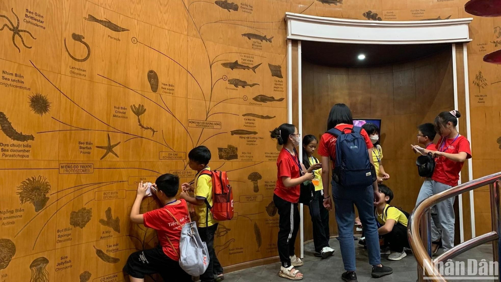 Alumnos visitan el museo durante el fin de semana.